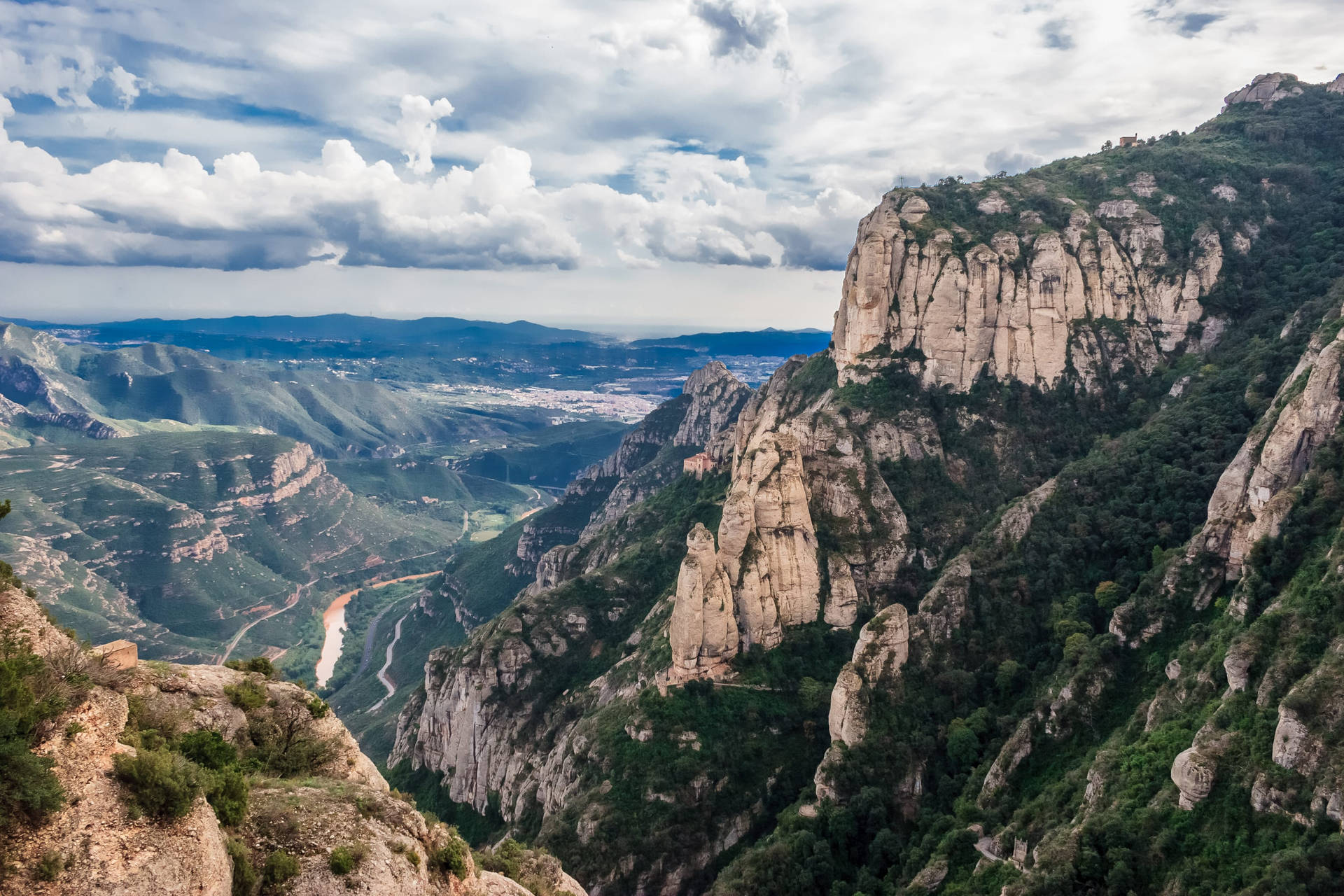 Montañasvibrantes De Montserrat. Fondo de pantalla