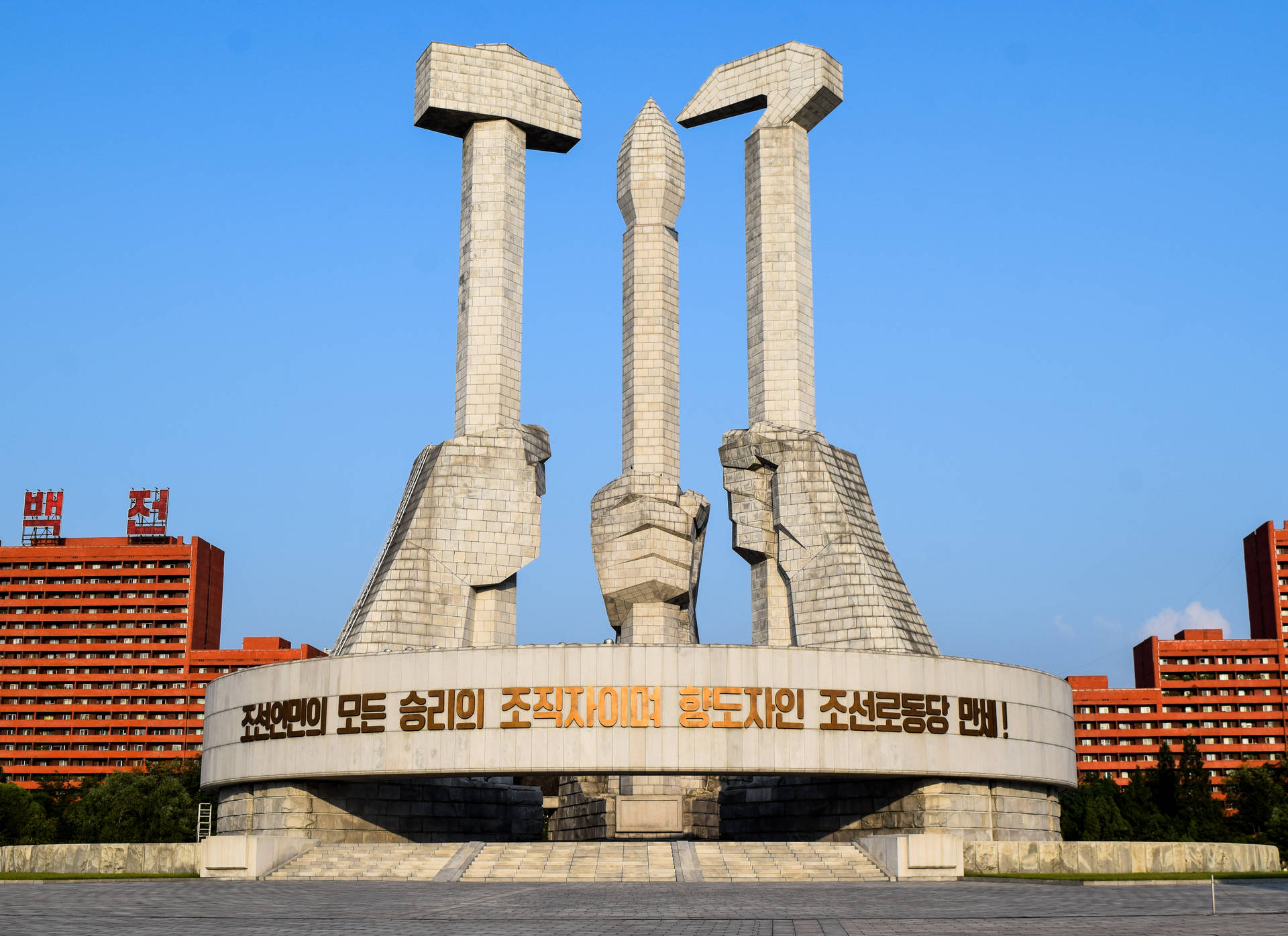 Monumentoa La Fundación Del Partido En Pyongyang. Fondo de pantalla