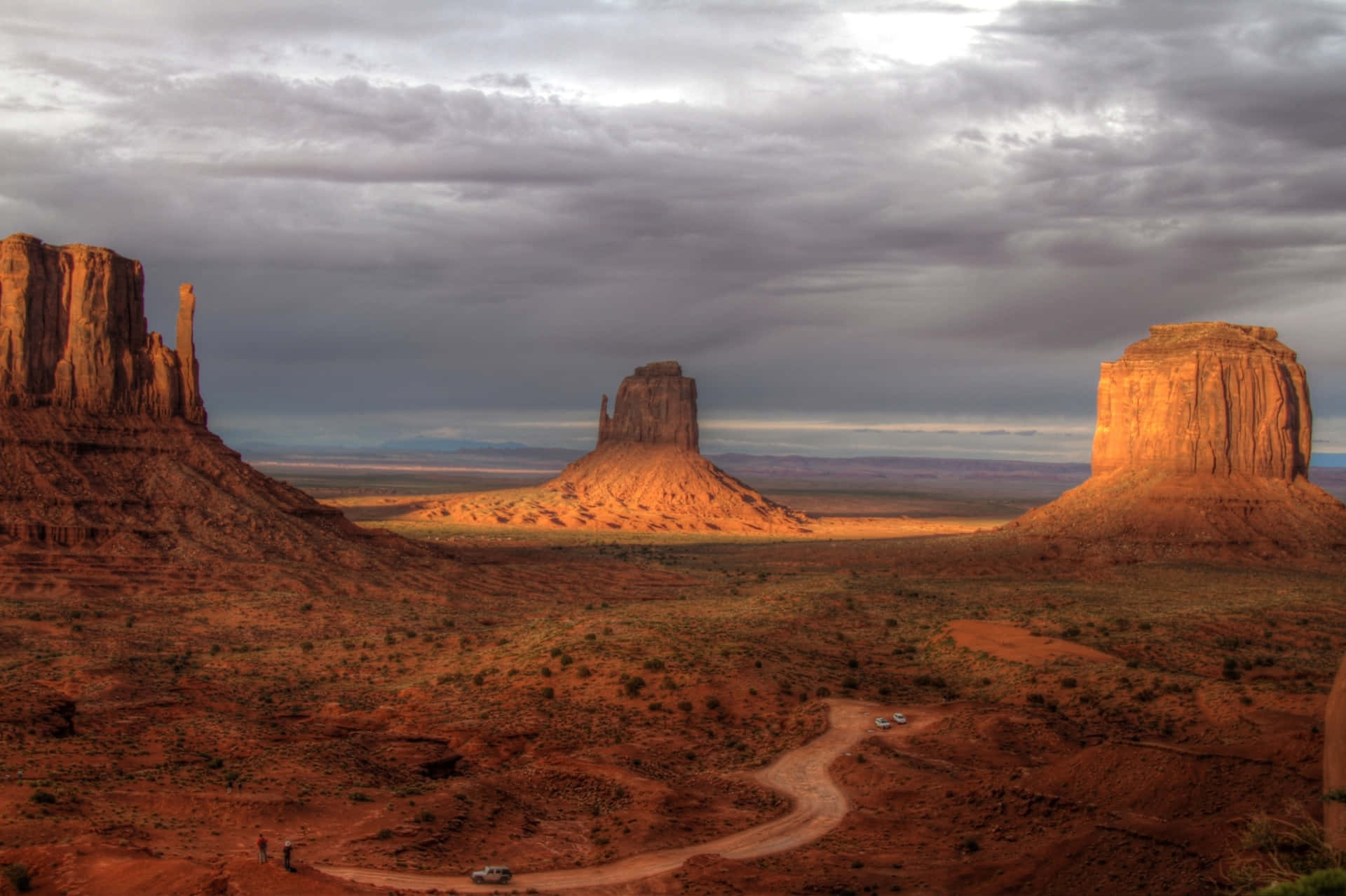 Monumentvalley Navajo Tribal Park Mörka Moln. Wallpaper