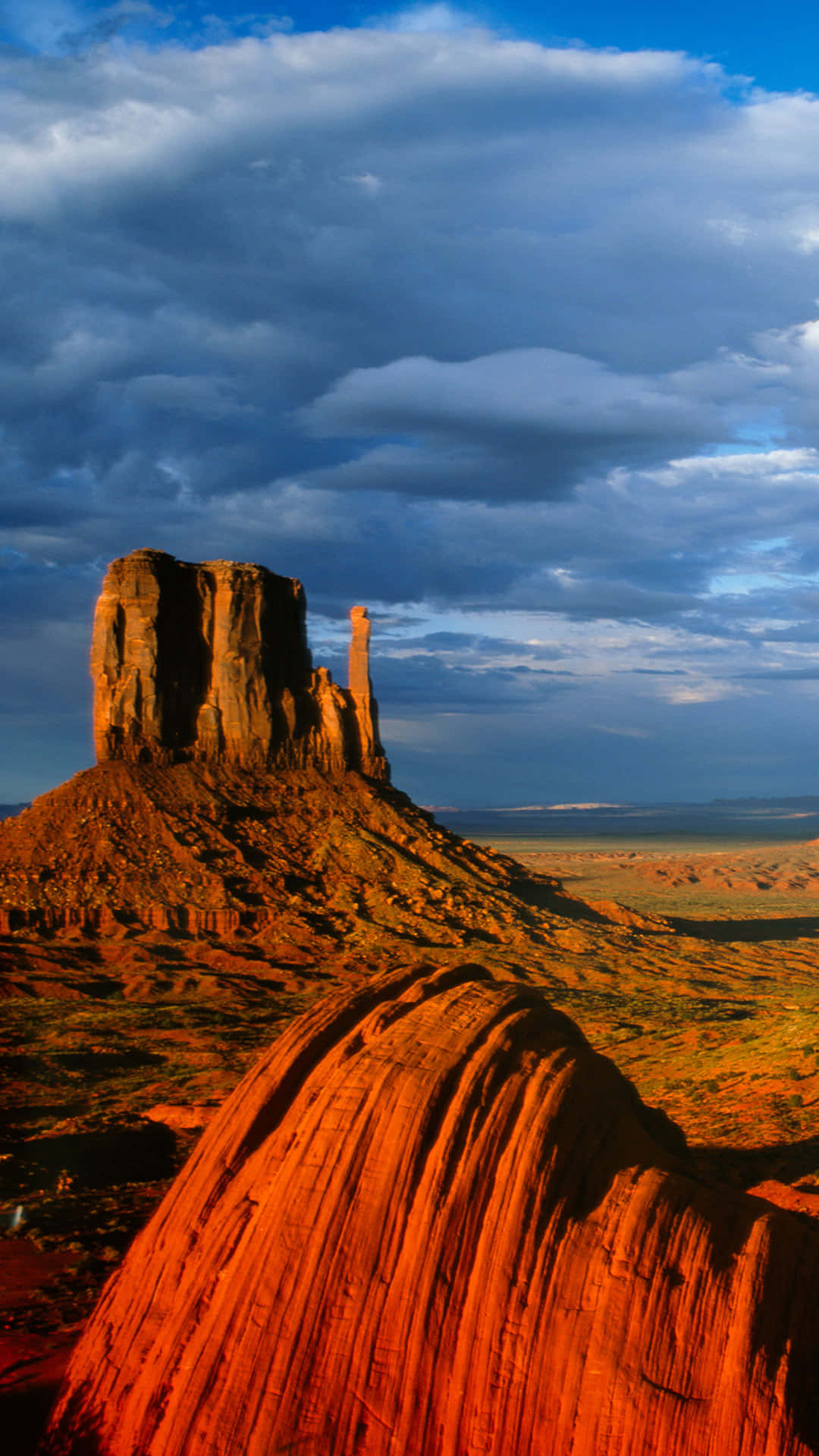 Monumentvalley Navajo Tribal Park East Mitten Kan Vara En Fantastisk Tapet För Din Dator Eller Mobiltelefon. Välj En Högupplöst Bild Som Kapar Det Spektakulära Landskapet Vid Parken Och Njut Av Underbara Vyer Varje Gång Du Öppnar Din Enhet! Wallpaper
