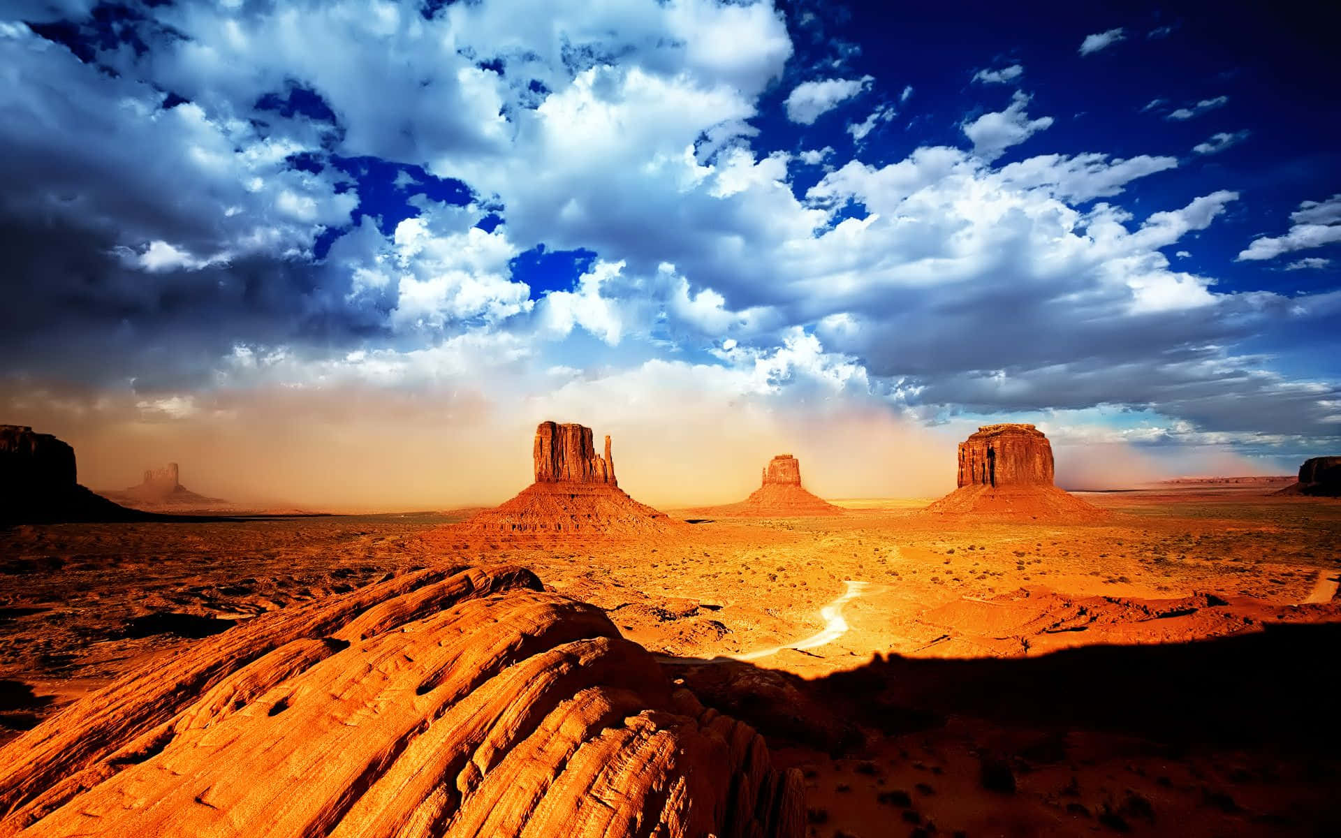 Monumentvalley Parque Tribal Navajo Con Iluminación Editada. Fondo de pantalla