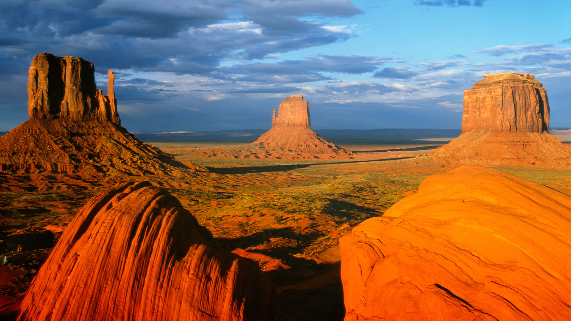 Monumentvalley Navajo Tribal Park Mitten Buttes Könnte Ein Wunderschönes Motiv Für Einen Desktop- Oder Mobilhintergrund Sein. Wallpaper