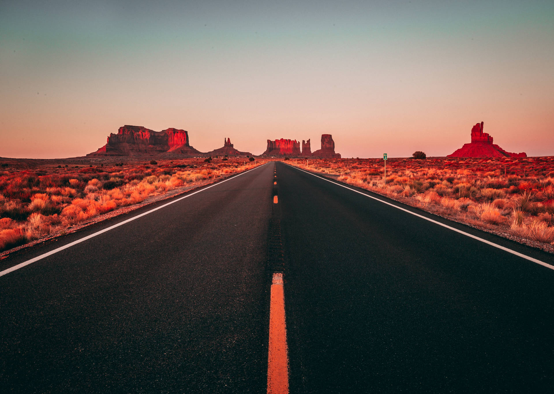 Monument Valley Road klar himmel Skrivebordsbaggrund. Wallpaper