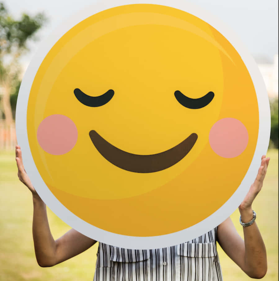 Enkvinna Håller Upp En Leende Emoji