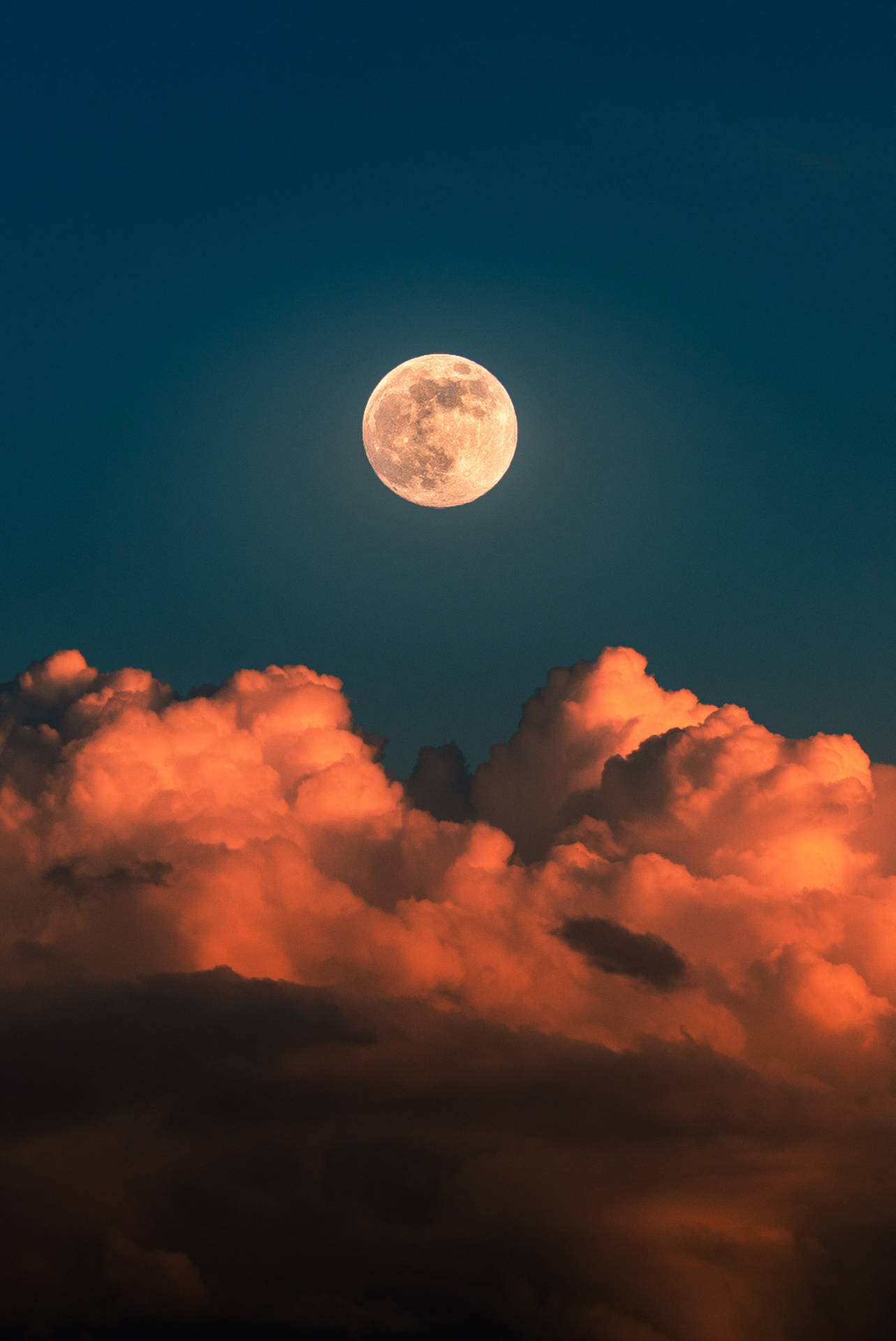 A view of the waxing crescent moon and clouds Wallpaper