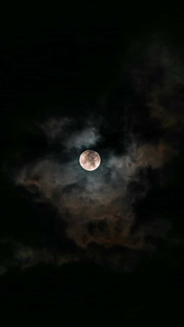 Capturaun Pedazo Del Cielo Nocturno Con Este Impresionante Fondo De Pantalla De La Luna Para Iphone. Fondo de pantalla