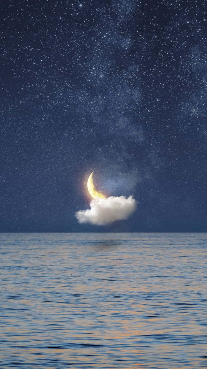 Disfrutade Una Vista Clara Del Cielo Iluminado Por La Luna Con Moon Iphone. Fondo de pantalla