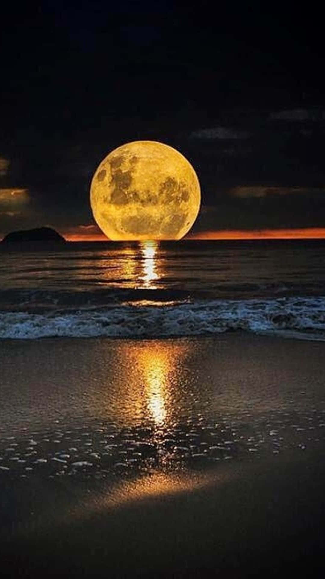 Enfullmåne Syns Över Havet På Natten. Wallpaper