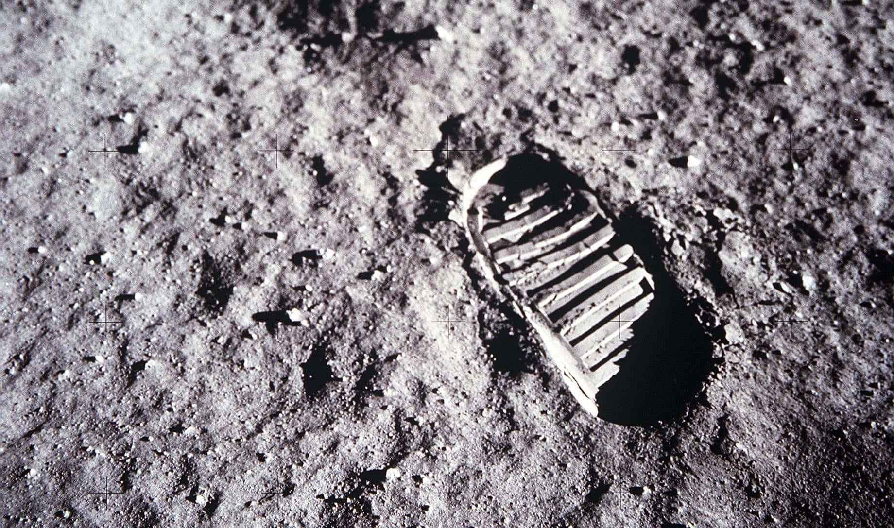 Armstrongda Sus Primeros Pasos En La Luna.