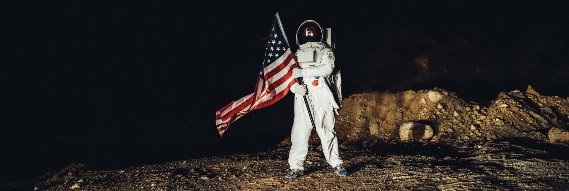 Umhomem Vestindo Um Traje Espacial Segurando Uma Bandeira Americana
