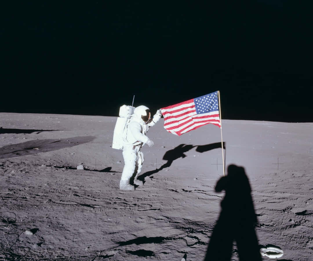 Enman På Månen Som Håller En Amerikansk Flagga