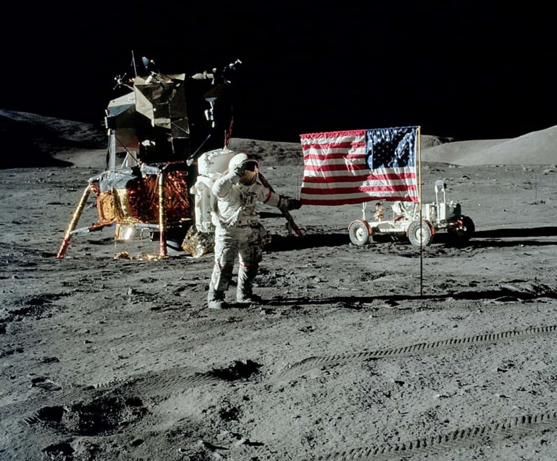 Umhomem Em Pé Na Lua Com Uma Bandeira Americana.