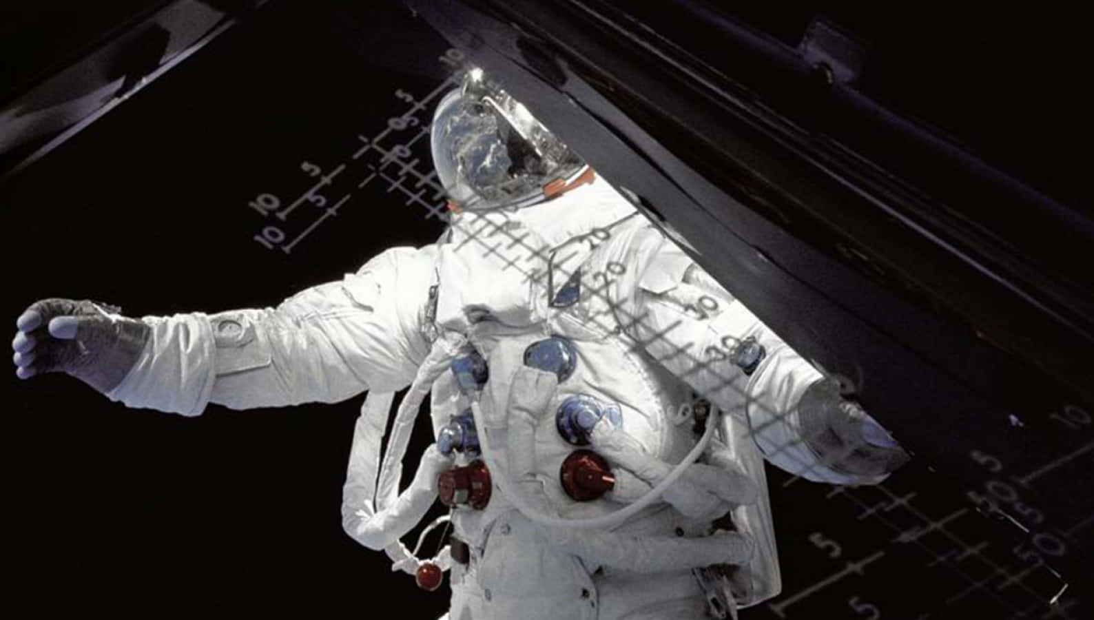 Astronautneil Armstrong Dokumenterar Månlandningen På Apollo 11 Som Dator- Eller Mobilbakgrundsbild.