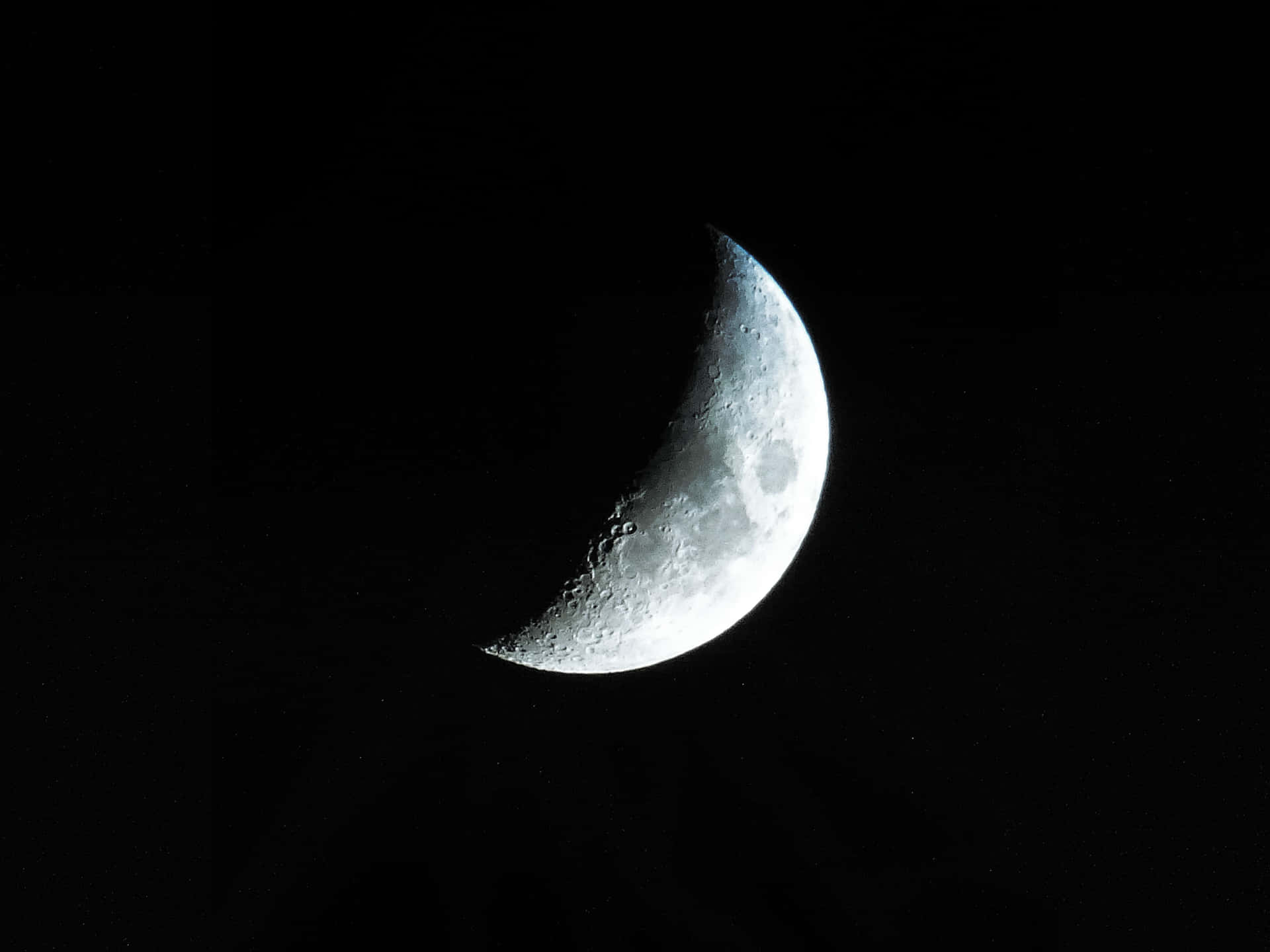 Imagende La Luna Creciente Plateada.