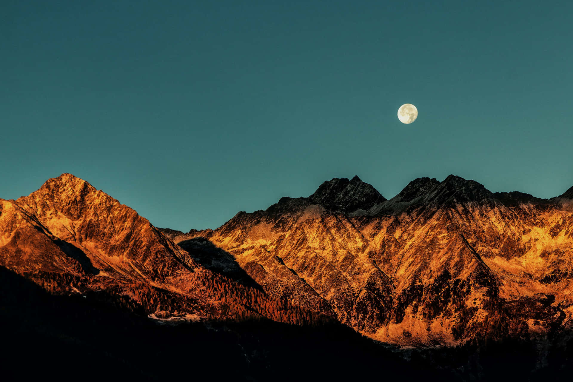 Solopgang lys på bjerg med månebillede