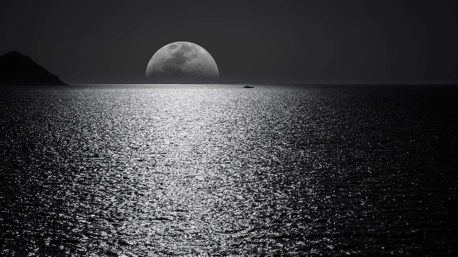 Imagemda Lua No Oceano Negro Em Preto E Branco.