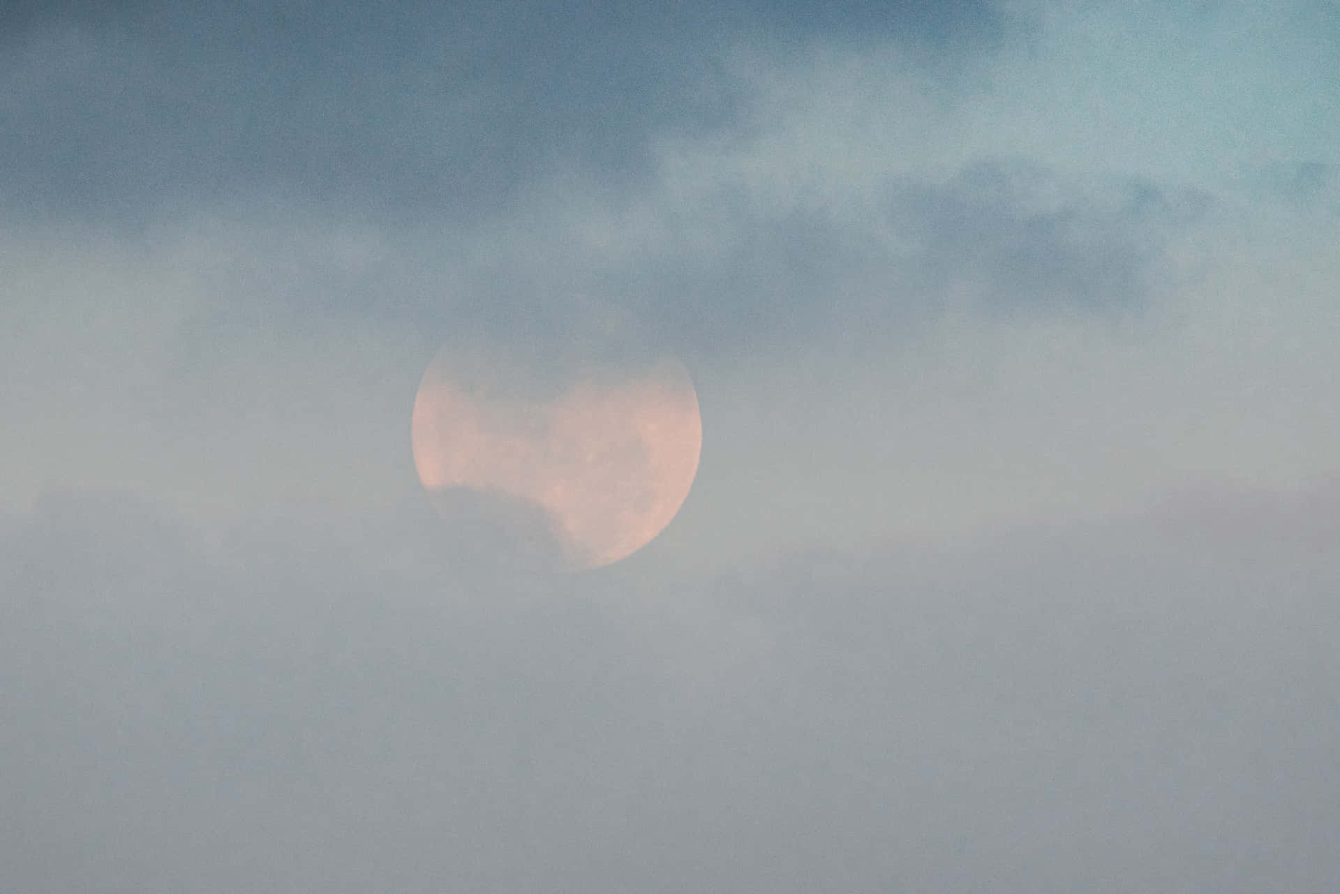 Imagende La Luna Detrás De Las Nubes.