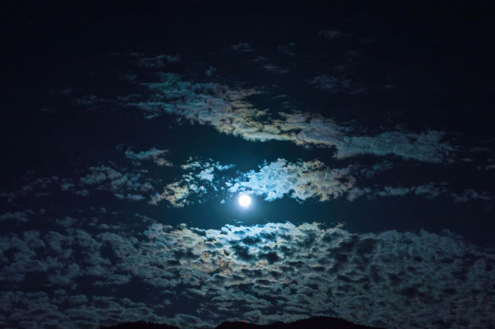 Bildervon Einer Bewölkten Nacht Mit Mond