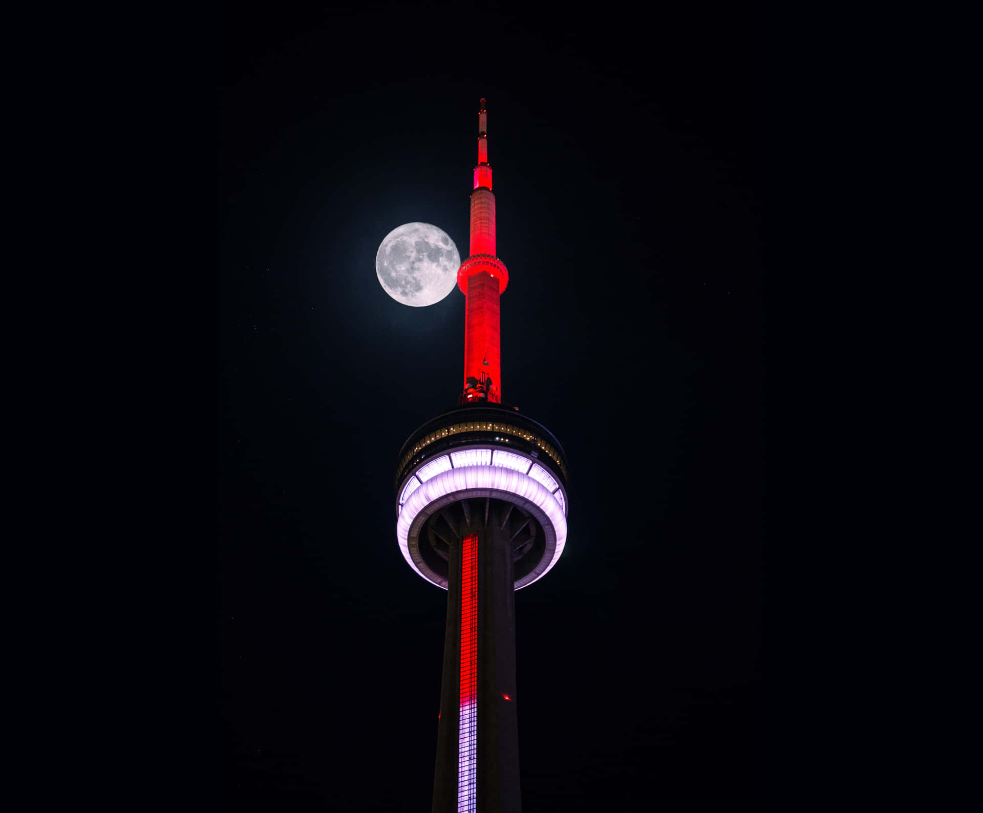 Mondüber Rotem Turm