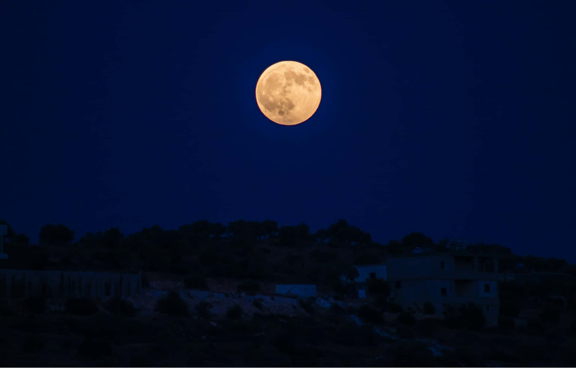 Imagende La Luna Sobre El Paisaje De La Colina.