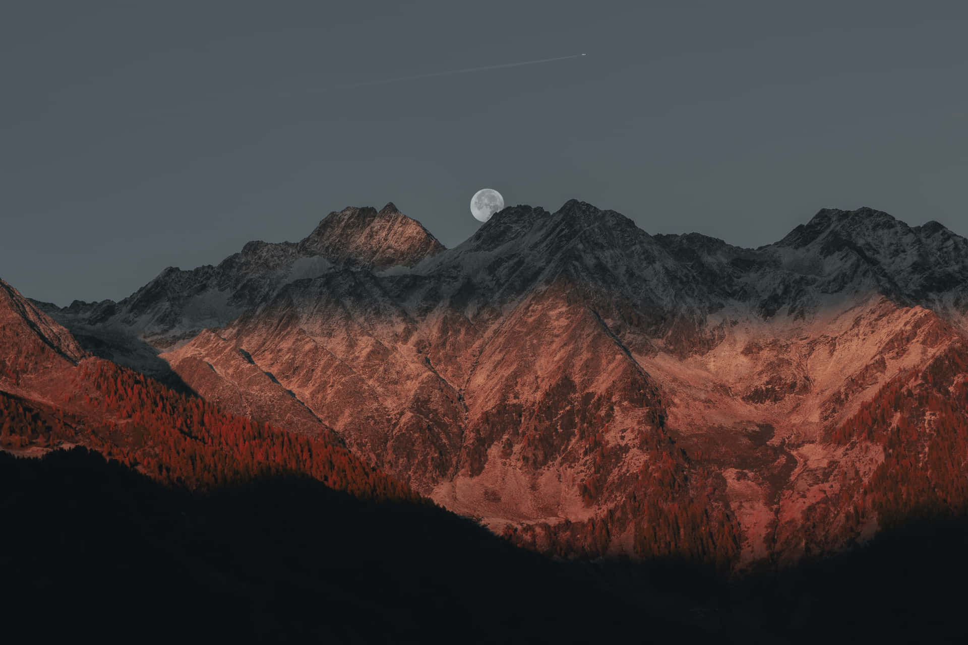 Imagende Montañas Y Luna.