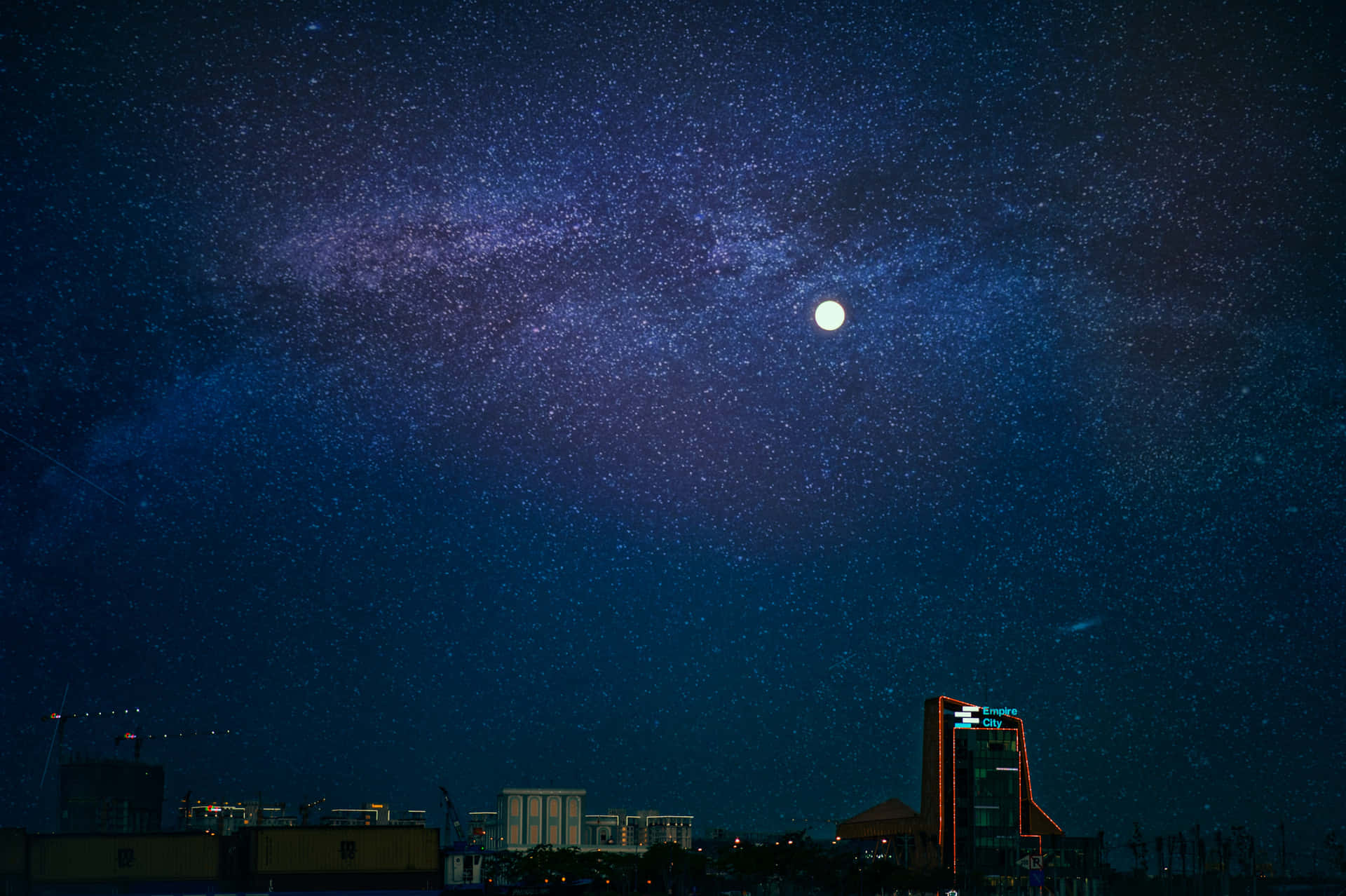 Imagende La Ciudad Con La Luna En El Cielo Nocturno.