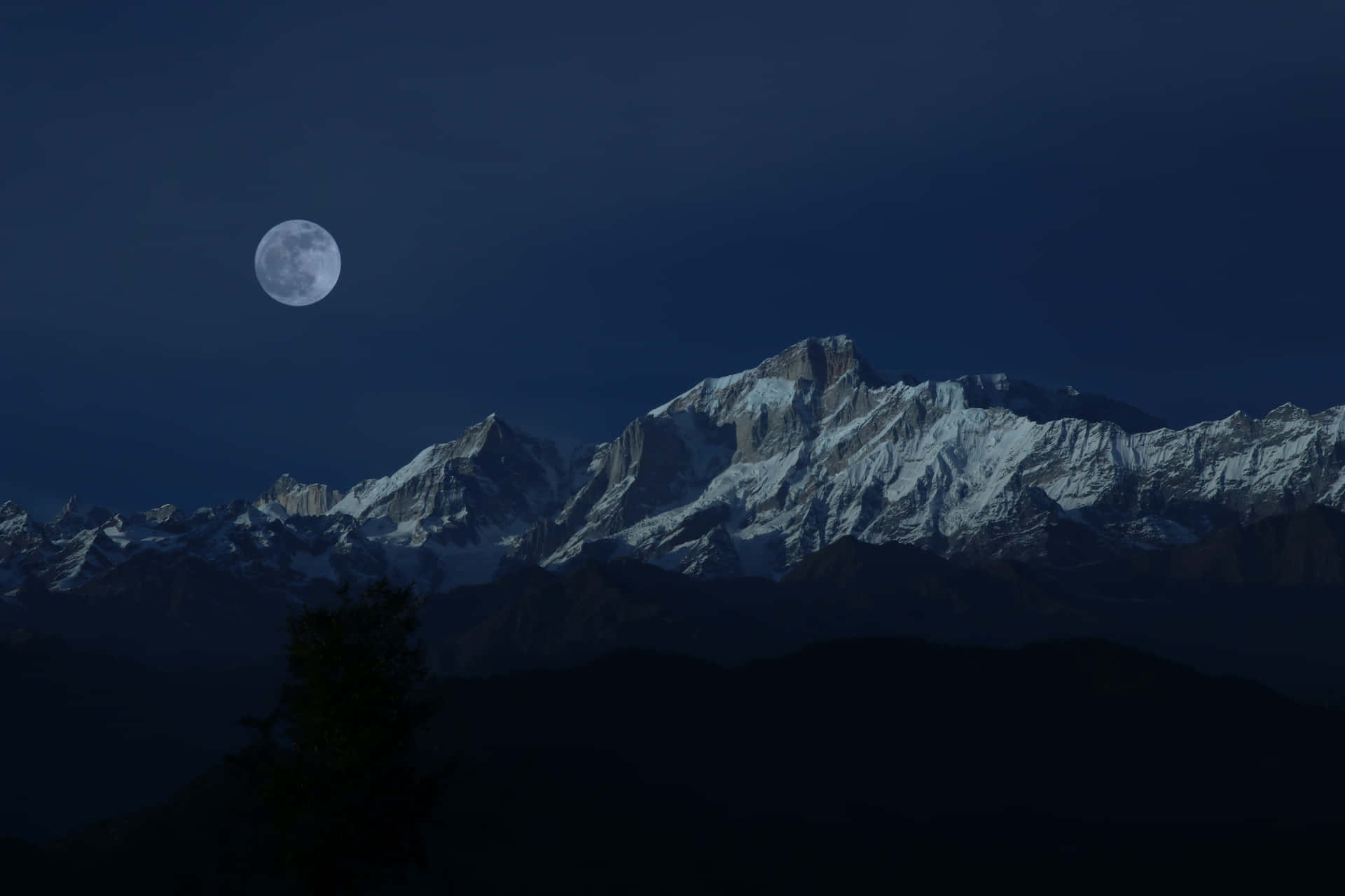 Billede Wallpaper af Moon Over Sneklædte Bjerge