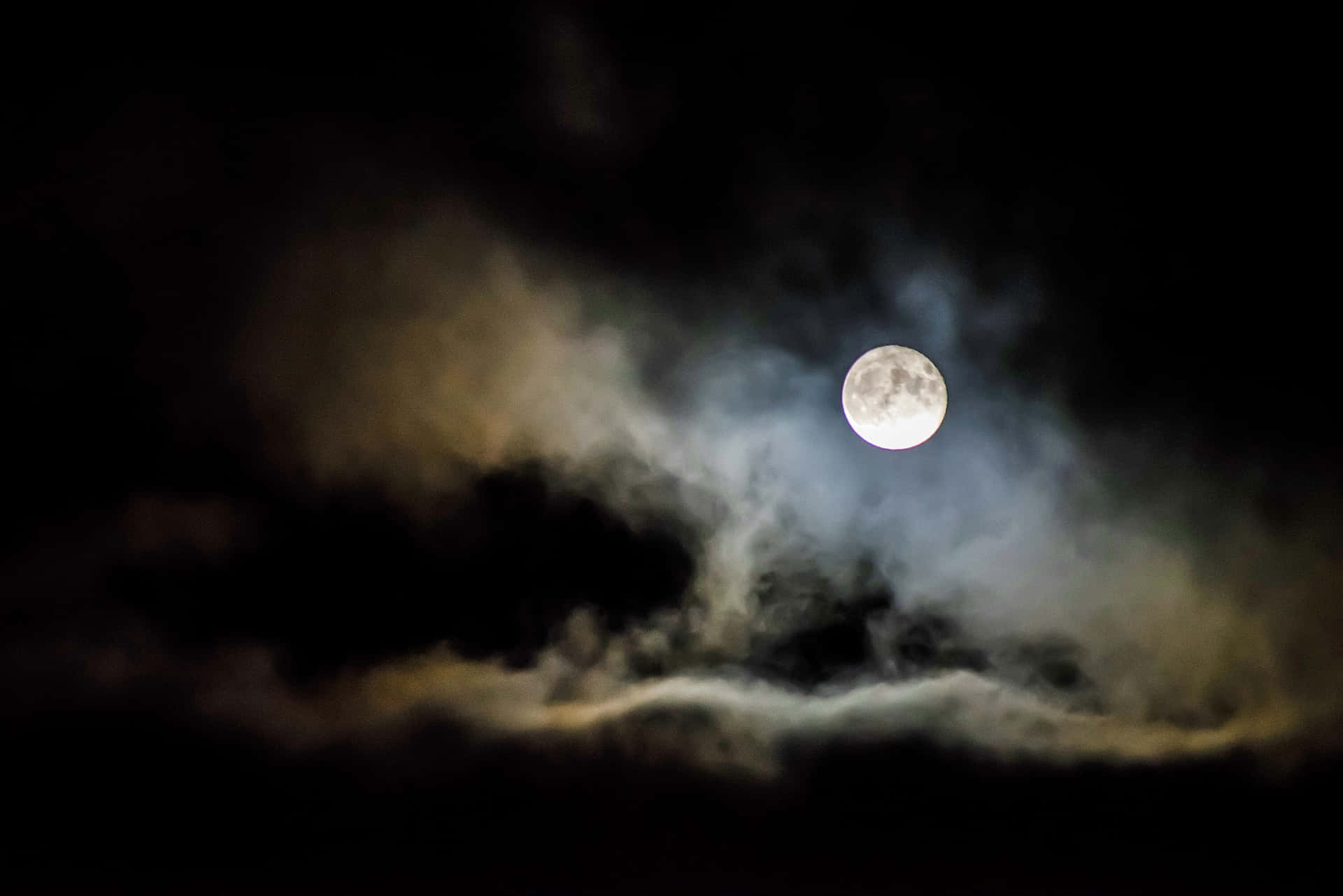 Imagemde Um Céu Nublado Com Lua