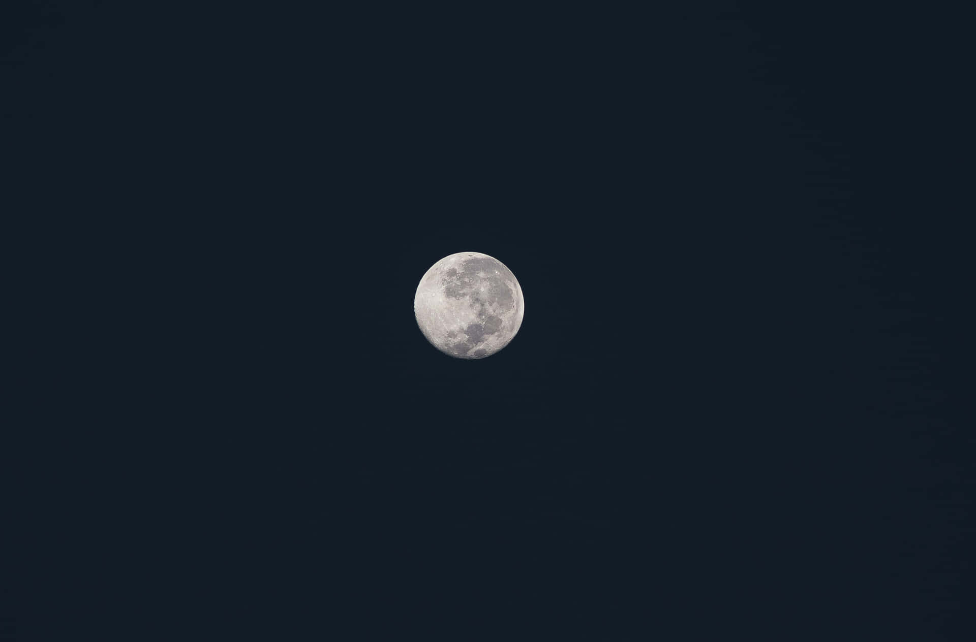 Imagende Una Luna Llena En Un Cielo Oscuro.