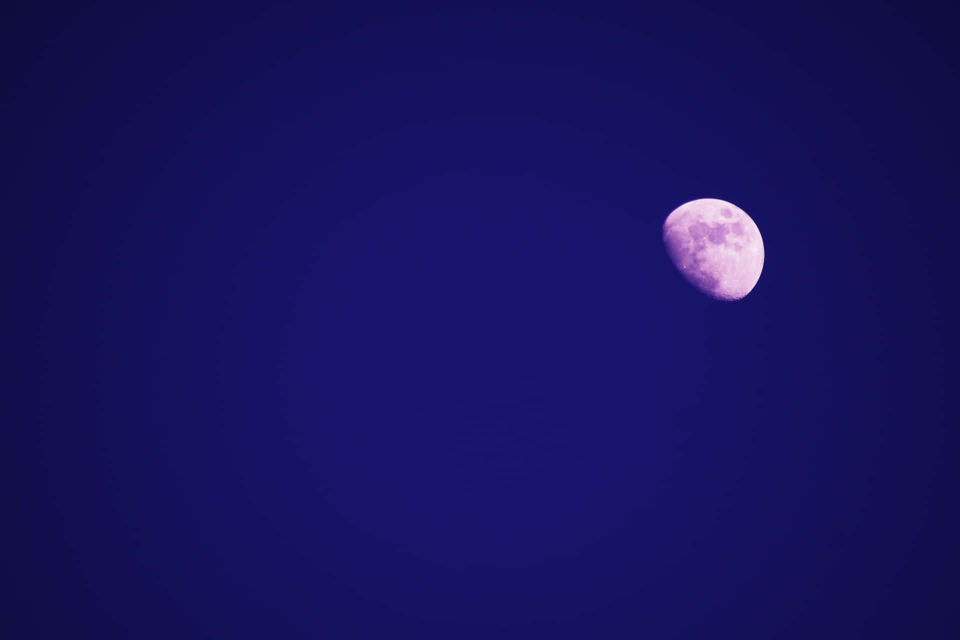 Lyseblå Sky Med Pink Måne Billede
