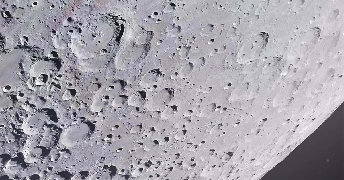 Imagenenfocada Del Impacto En La Superficie Craterizada De La Luna.