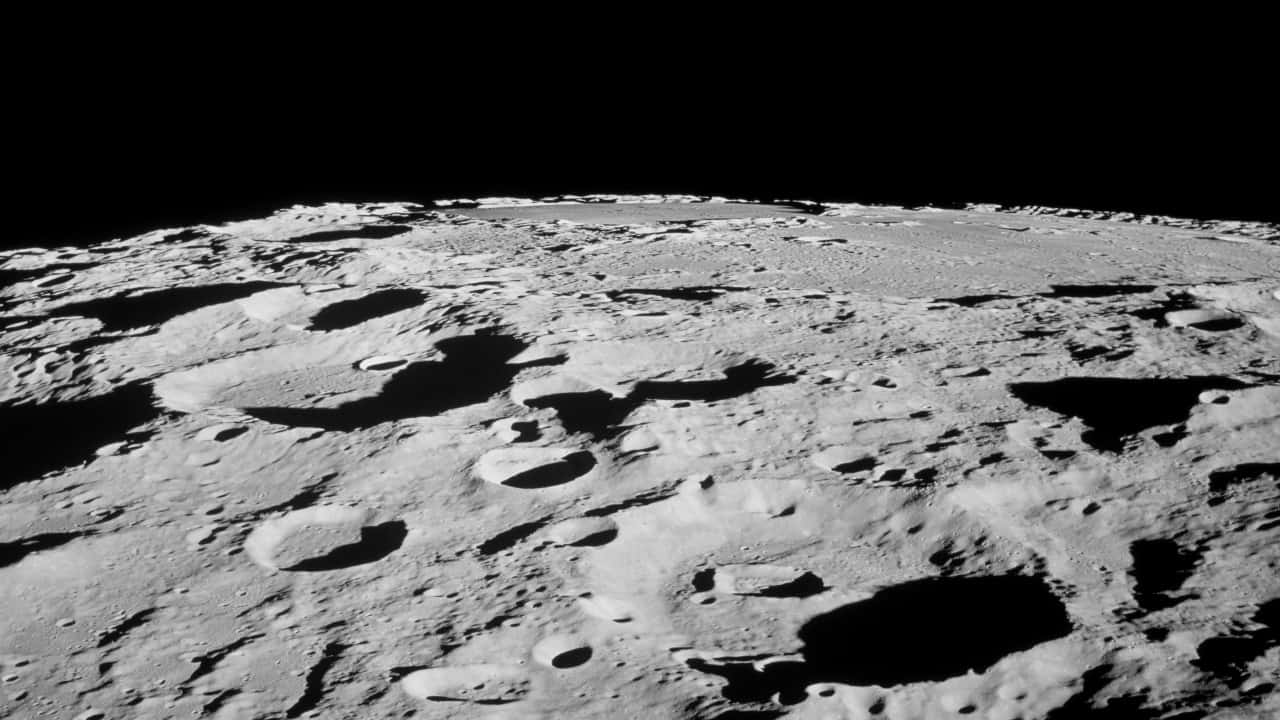 Bildav Den Kraterfyllda Ytan På Rocky Moon.