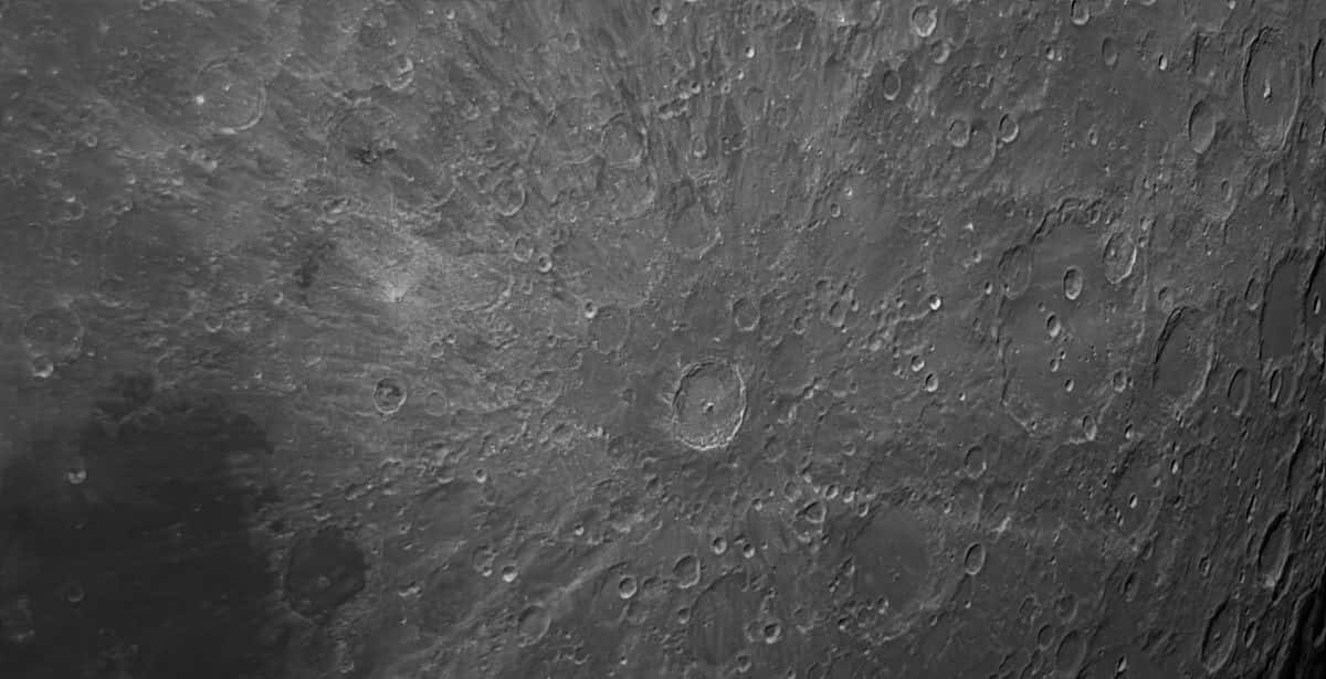 Månkraterbild Av Karg Yta Utan Vegetation Som Orsakats Av Månens Påverkan.