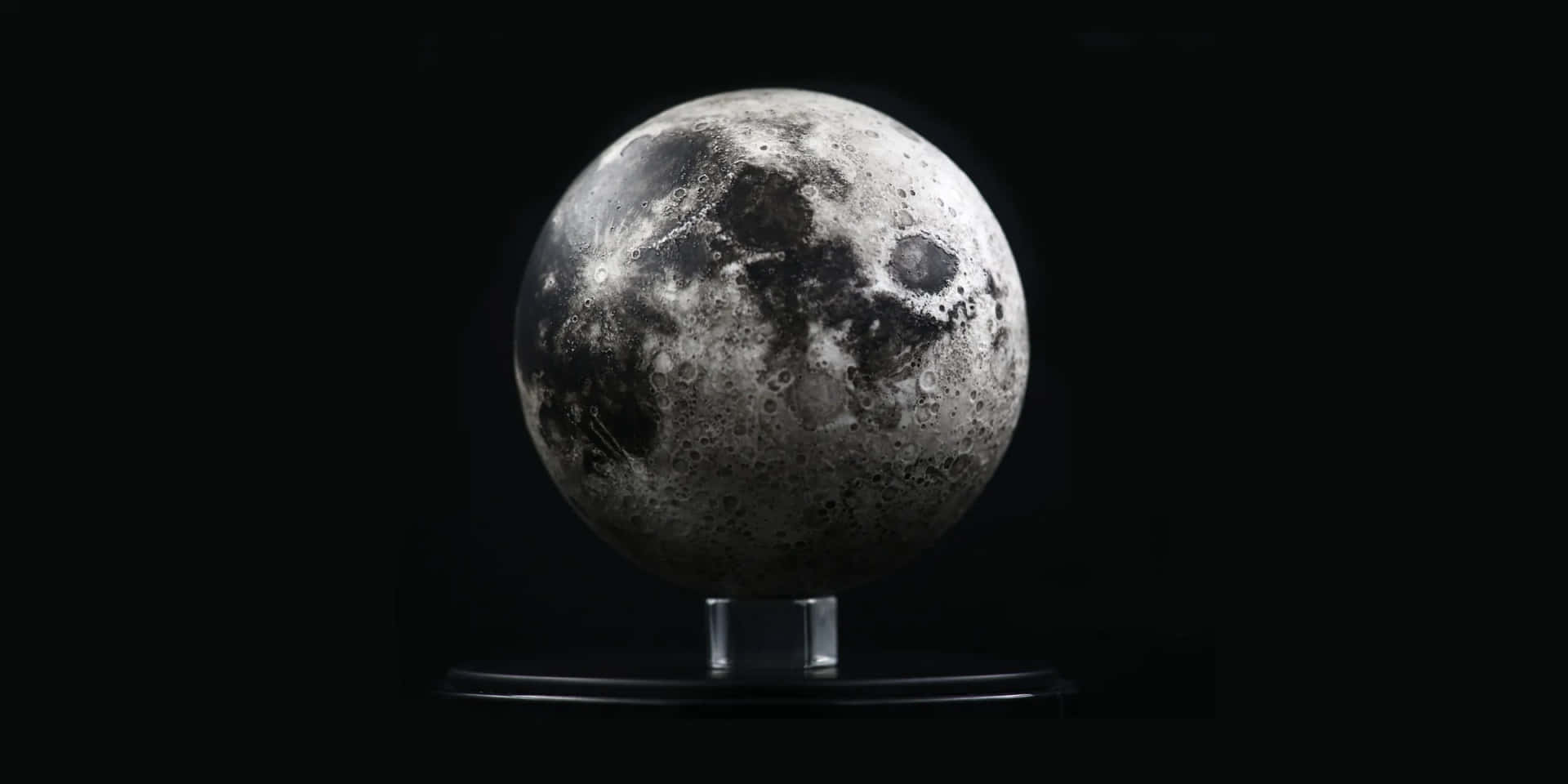 Mondkraterbedeckte Oberfläche Schwarz-weißes Bild