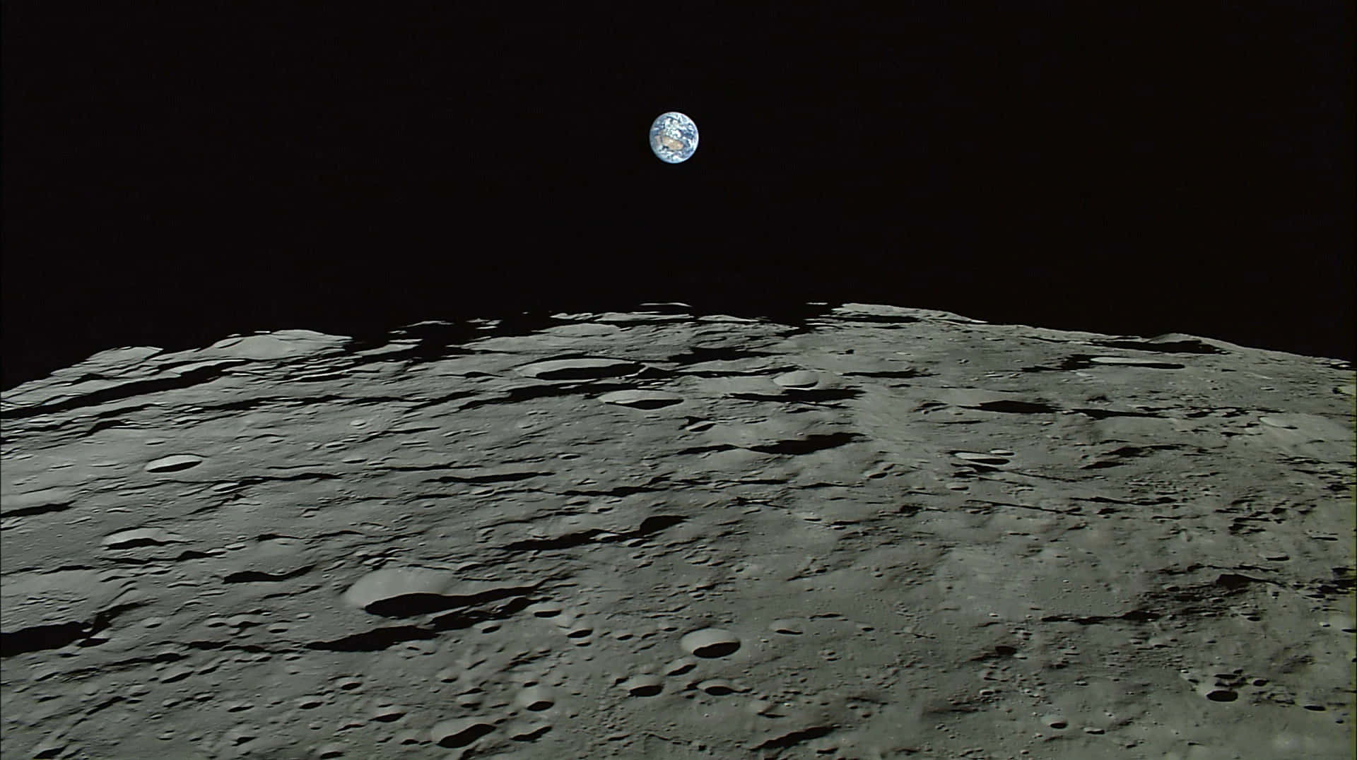 Imagende La Superficie De Cráteres Sin Vida En La Luna.