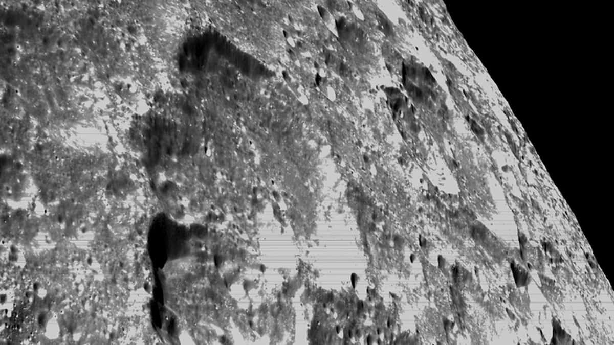 Imagende La Superficie Sin Vida De La Luna Llena De Cráteres.