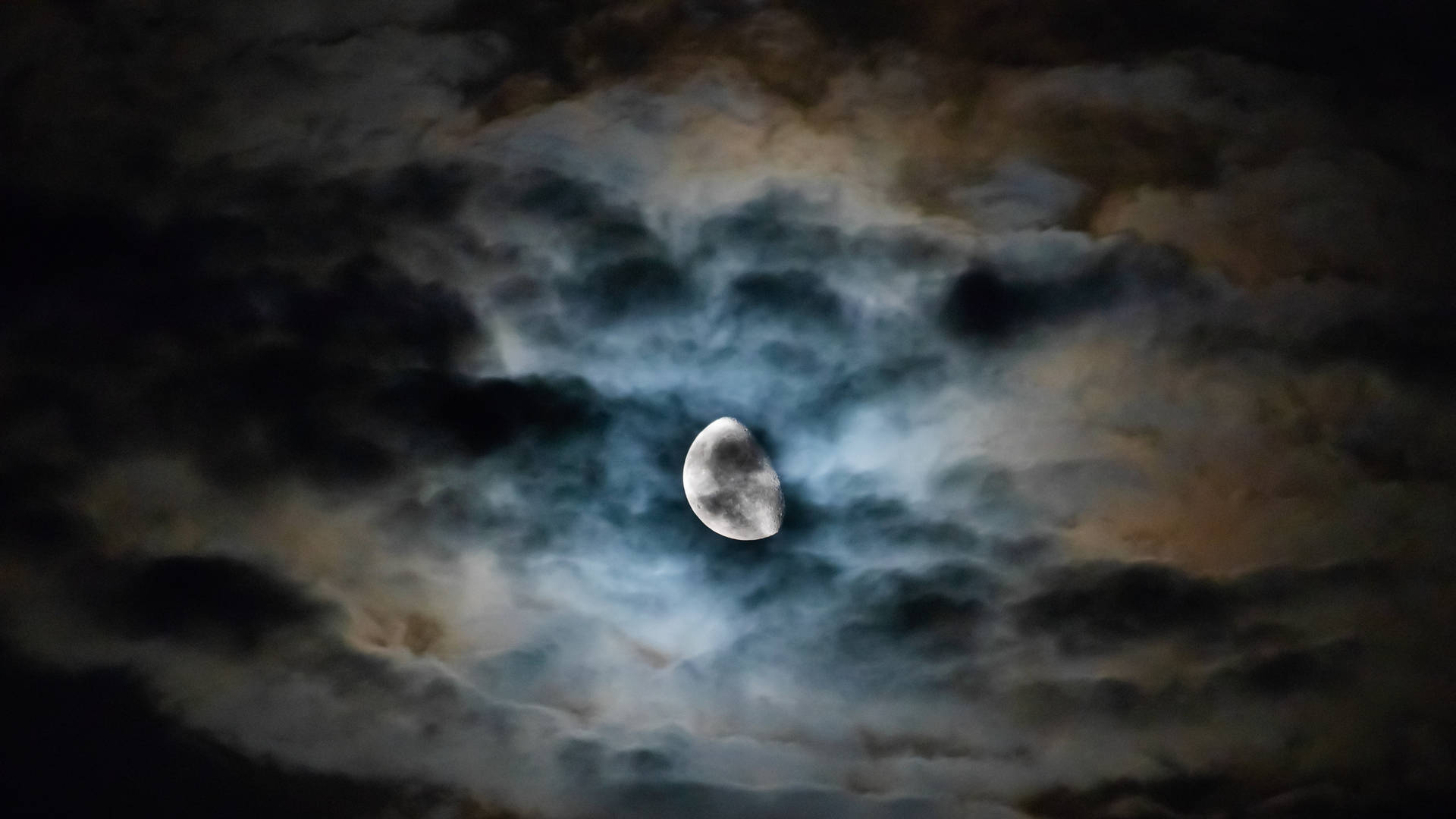 Luzda Lua 4k Atrás Das Nuvens Escuras. Papel de Parede