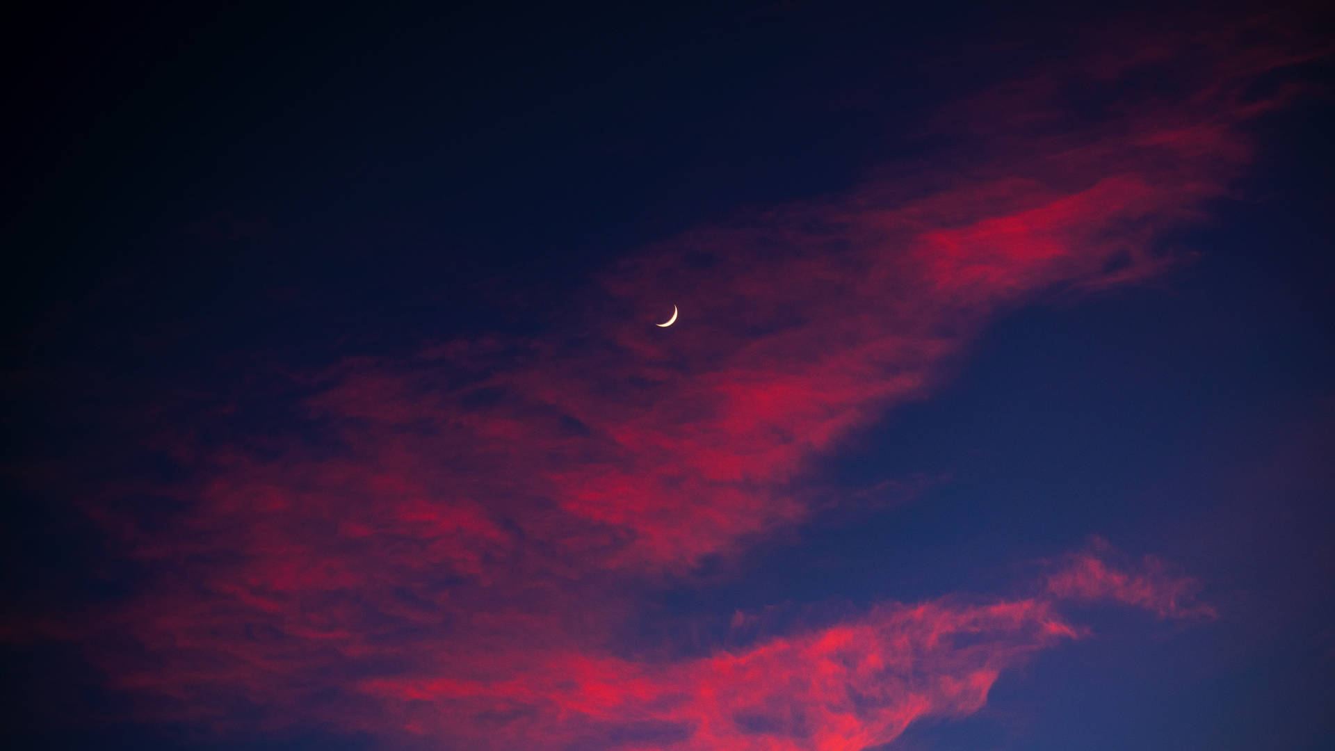 Moonlight 4k Med Røde Skyer Wallpaper