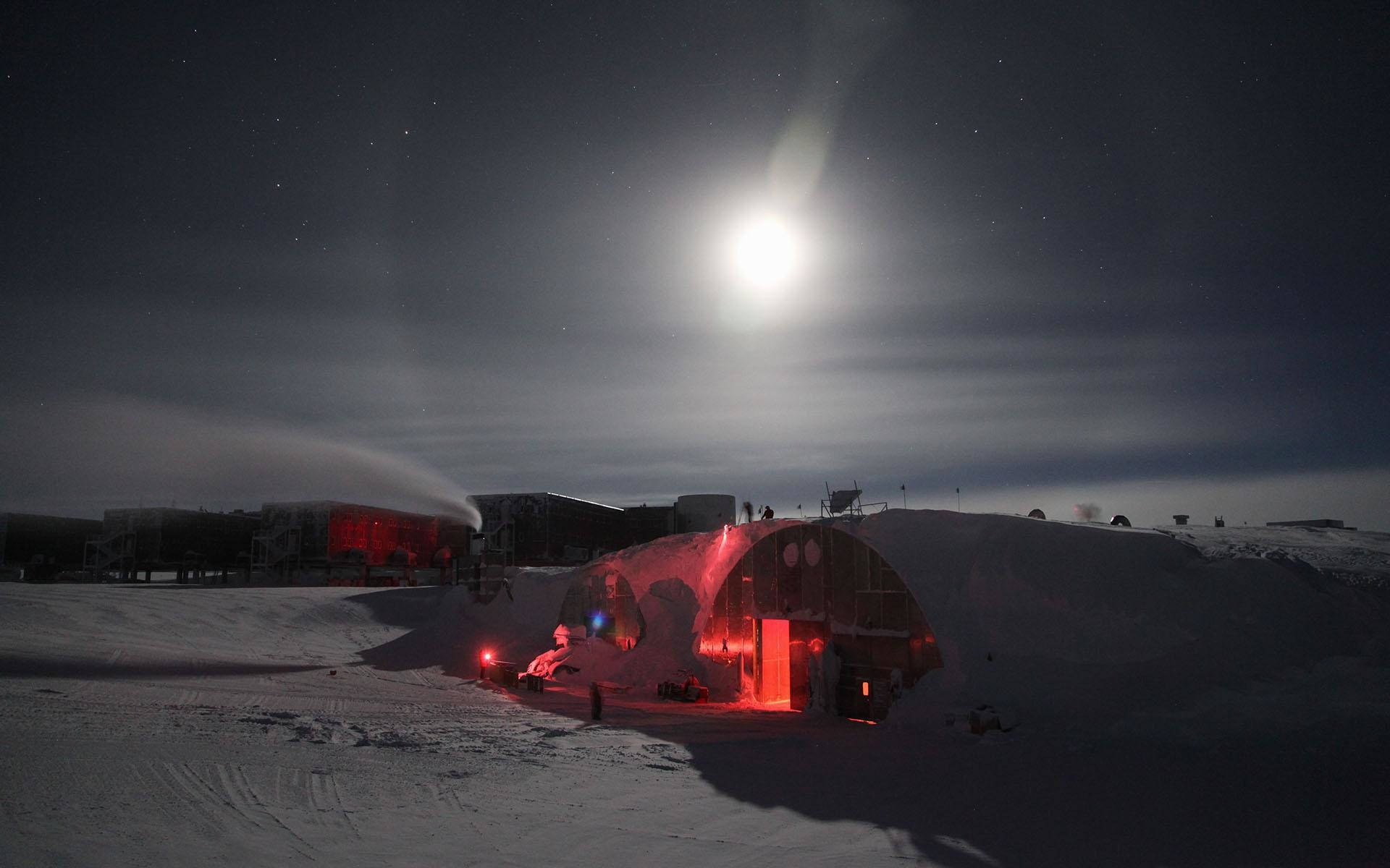 Månelys Over Et Telt I Antarktis Wallpaper