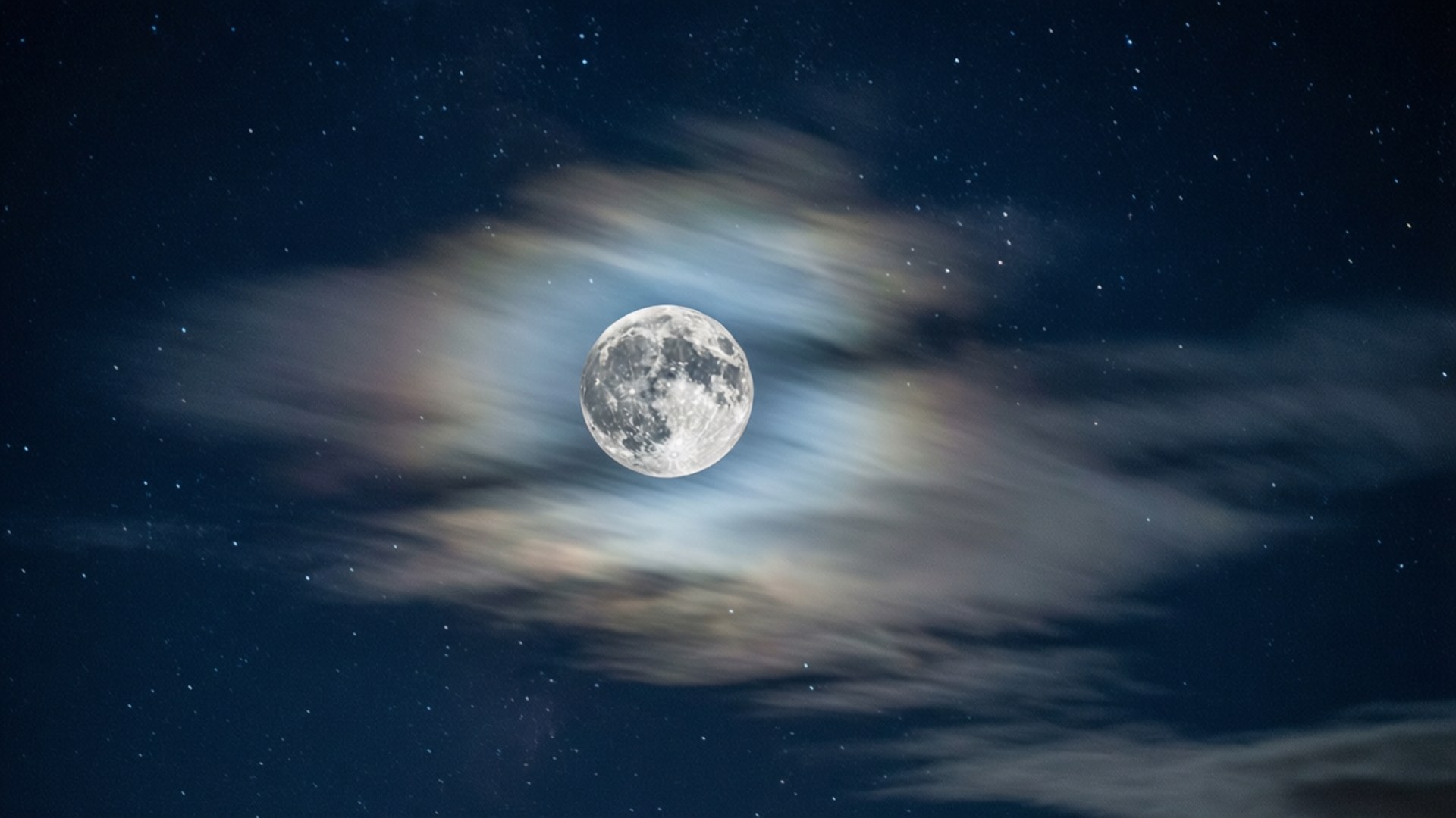 Nuages éclairés par la lune Fonds d'écran — Scène nocturne avec des nuages passant devant la lune.
