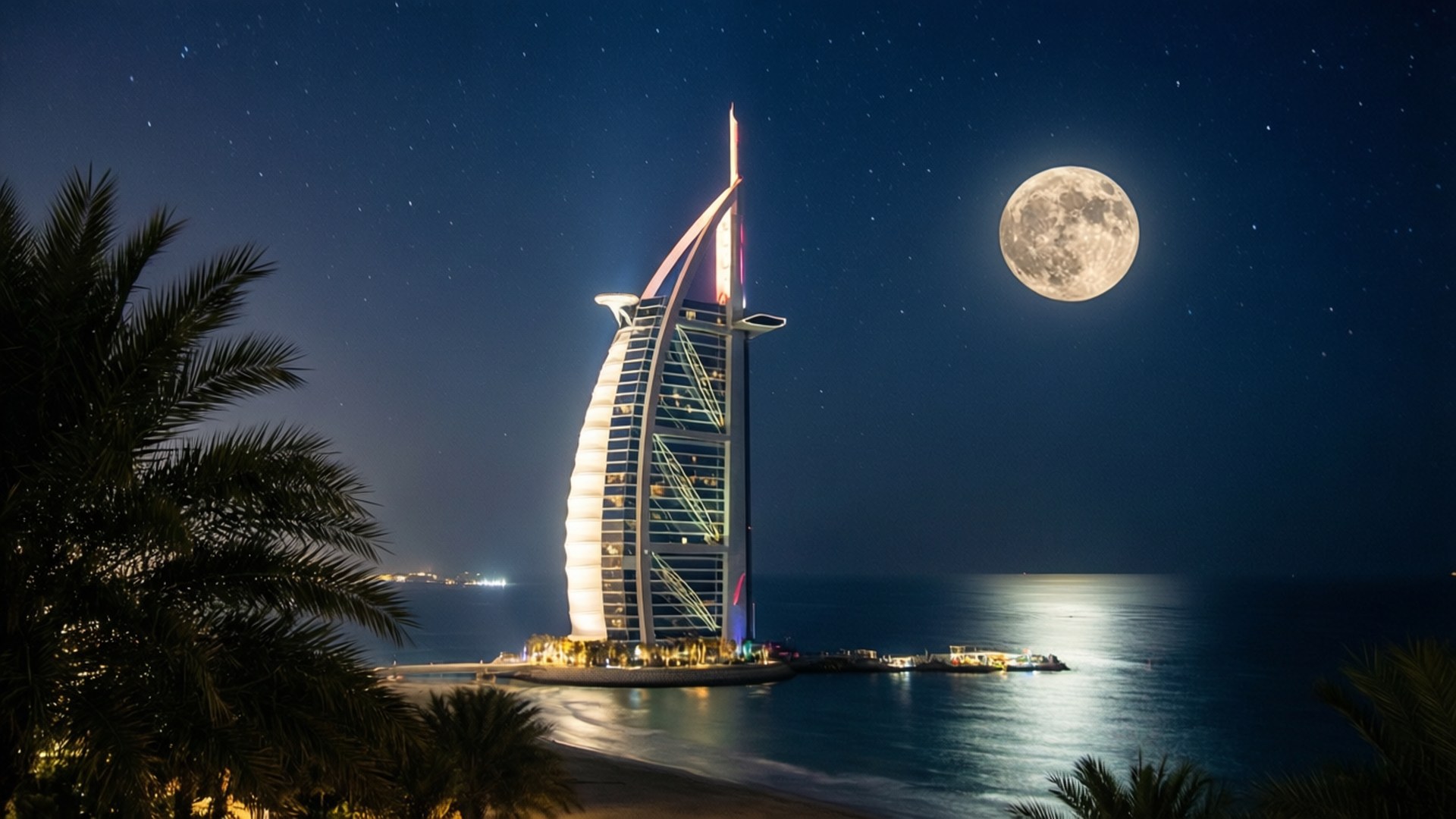 Maanverlichte elegantie Achtergronden — Het Burj Al Arab hotel gloeit onder een volle maan en sterrenhemel met palmbomen die de scène omlijsten.