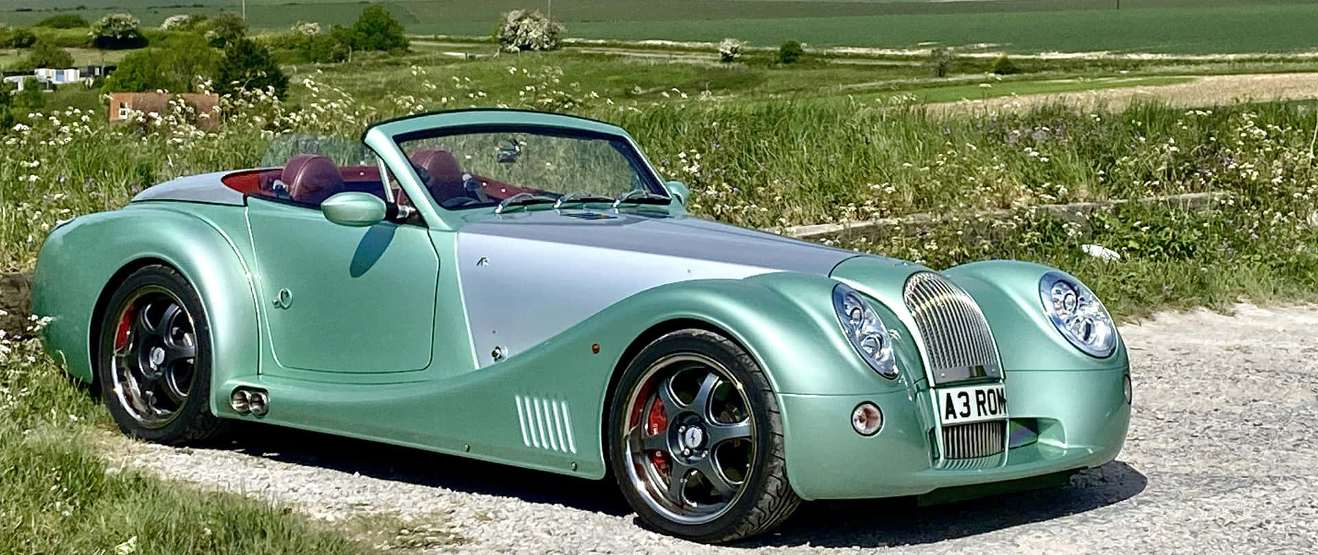 Morgan Aero 8: A Blend Of Classic Design And Modern Performance Wallpaper