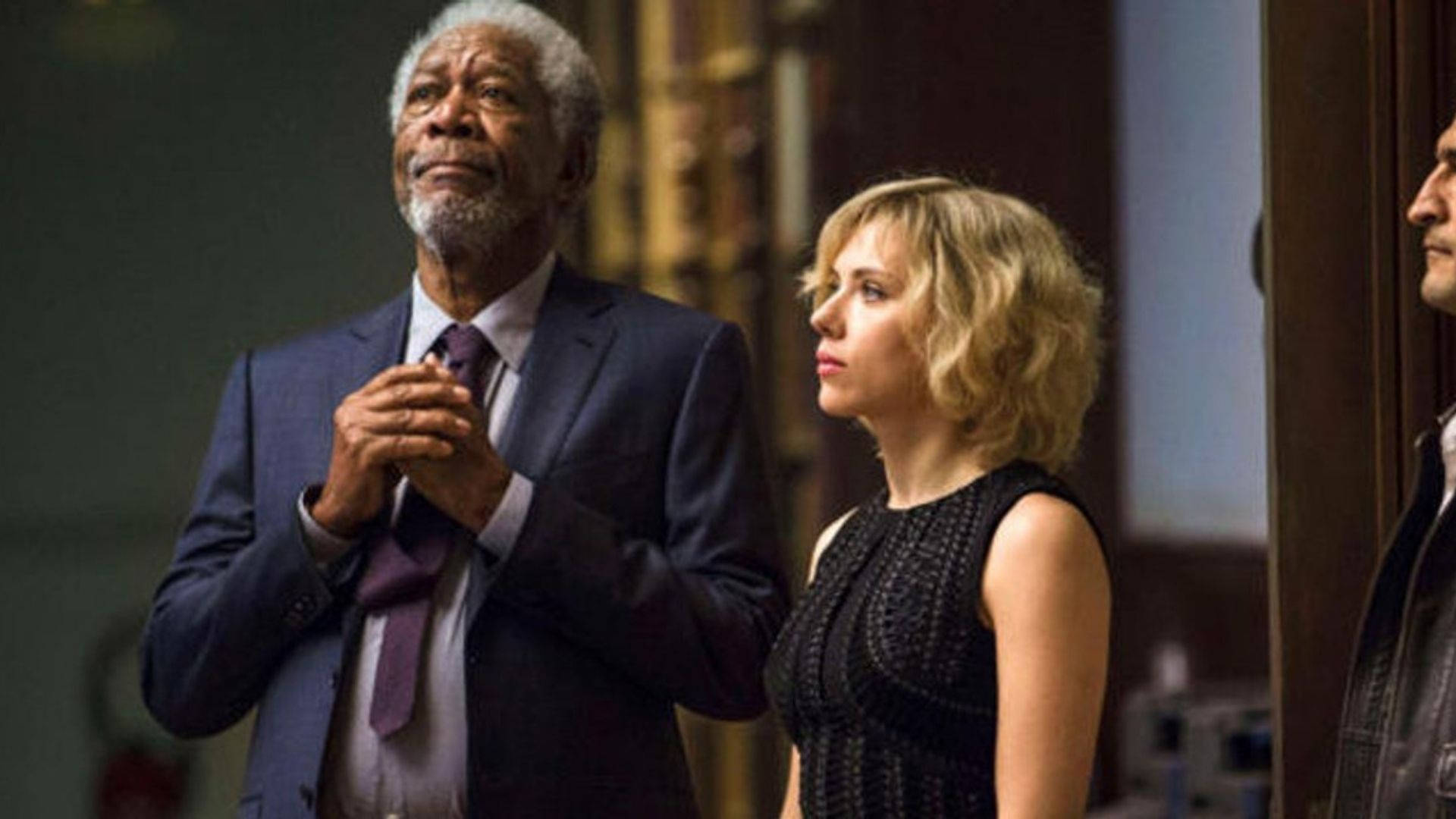 Morgan Freeman og Scarlett Johansson krammer tapet Wallpaper