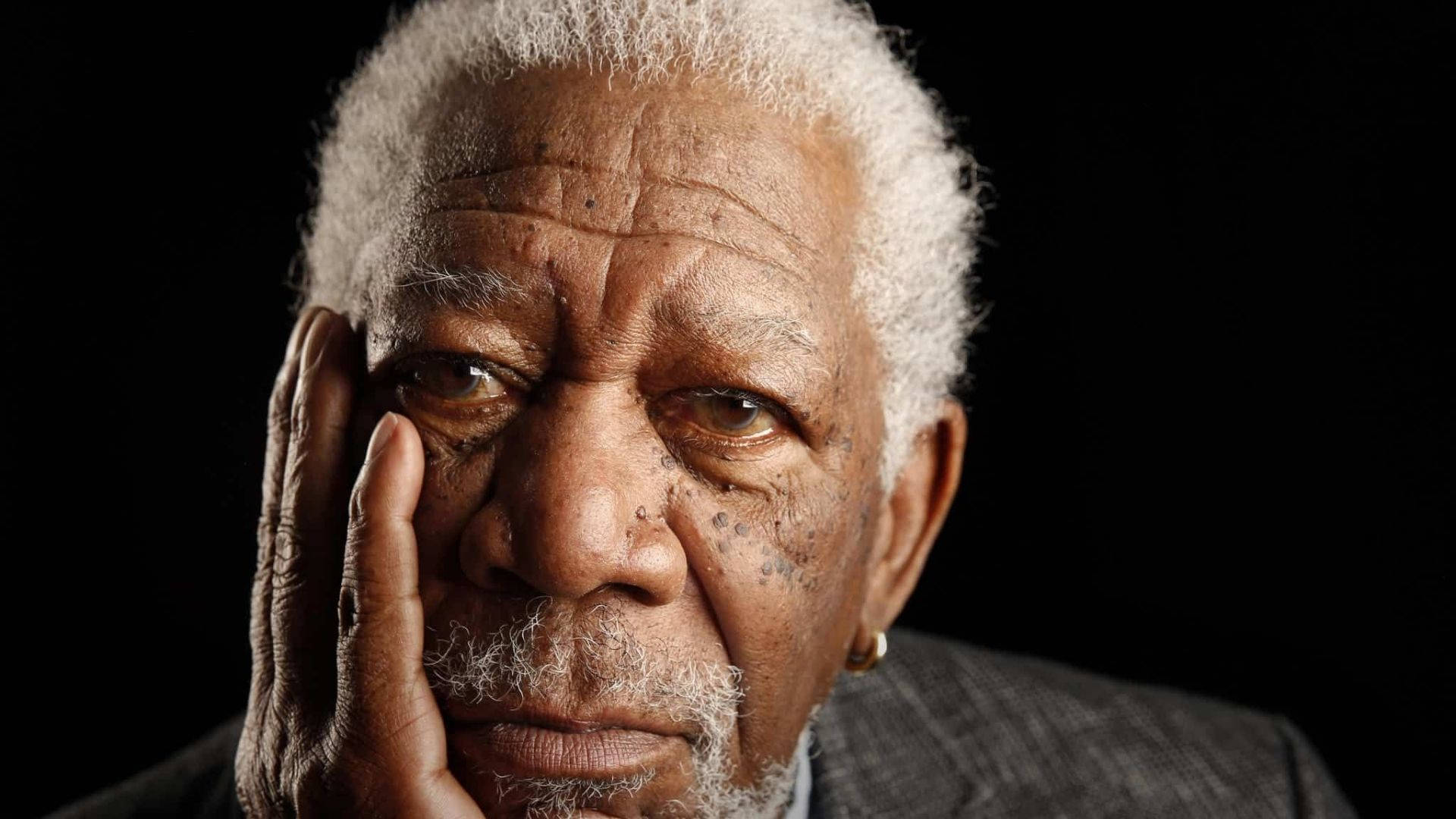 En tæt op Detalje af Morgan Freeman, der passer perfekt til din skærm som baggrund. Wallpaper