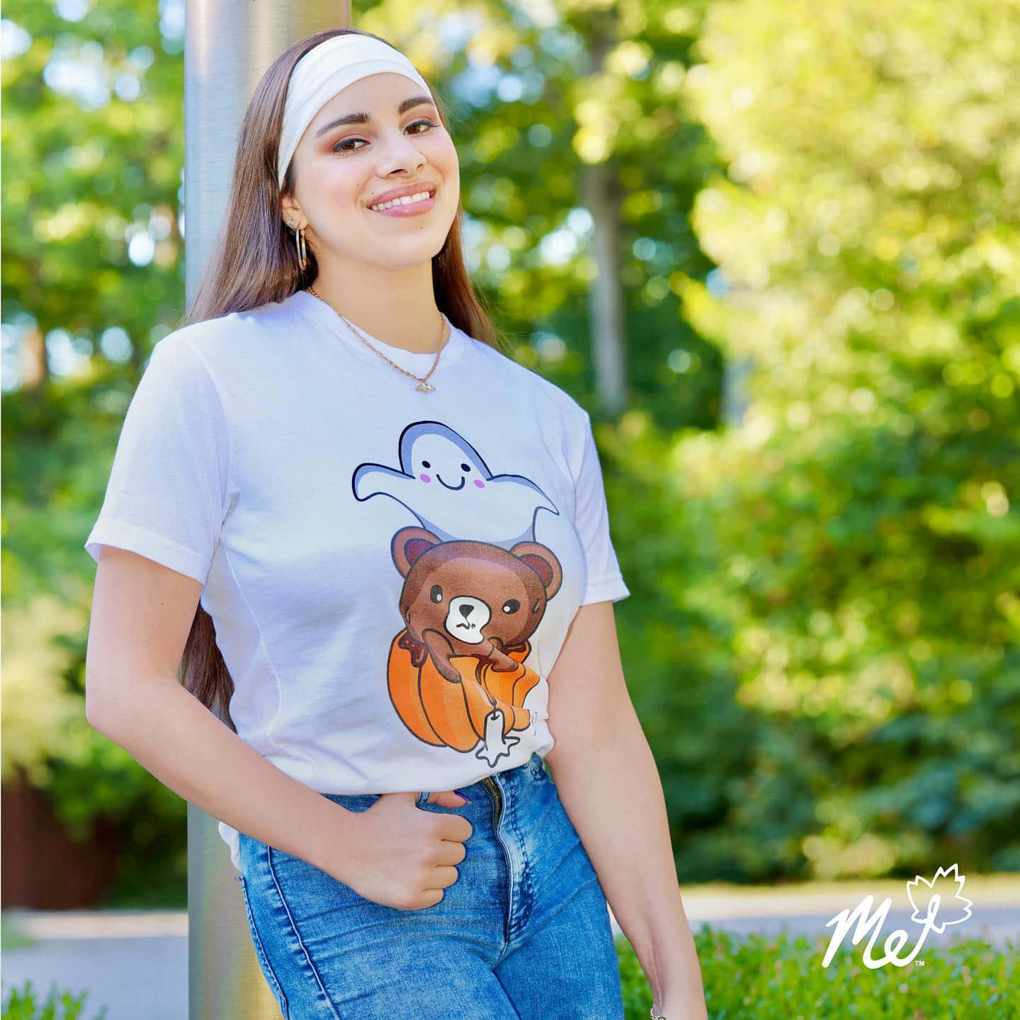 Umamenina Usando Uma Camiseta Com Um Urso Estampado Papel de Parede