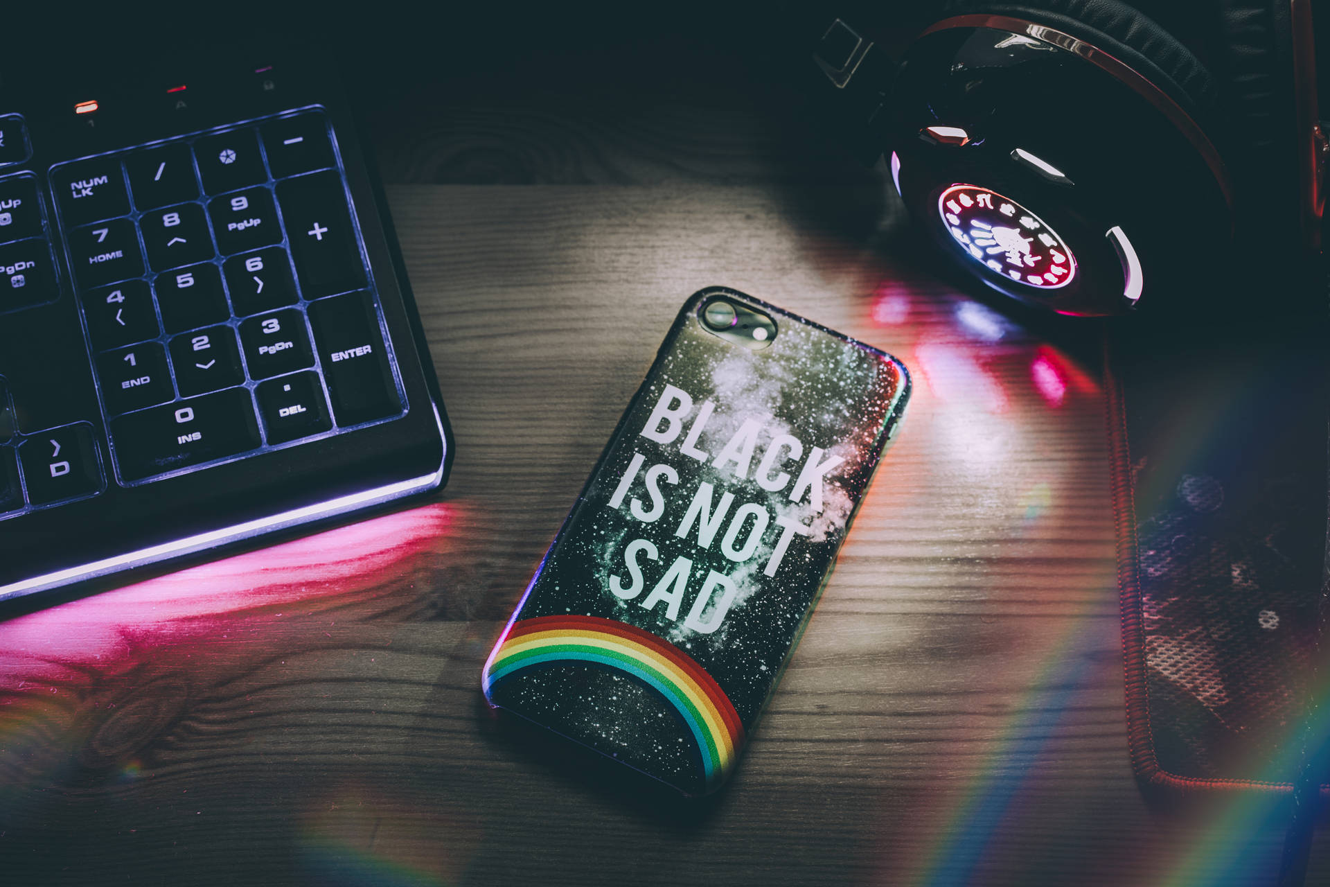 Mørk Neon Iphone Ved Siden Af Tastatur Wallpaper