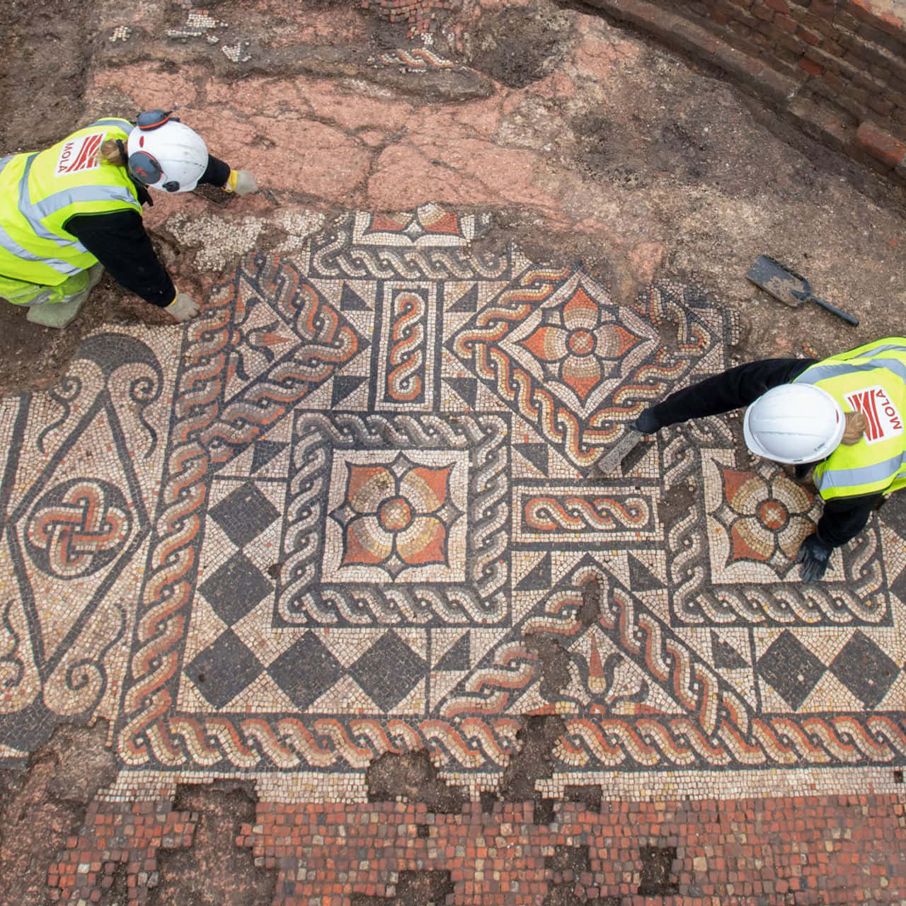 Zweimänner Arbeiten An Einem Mosaikboden.