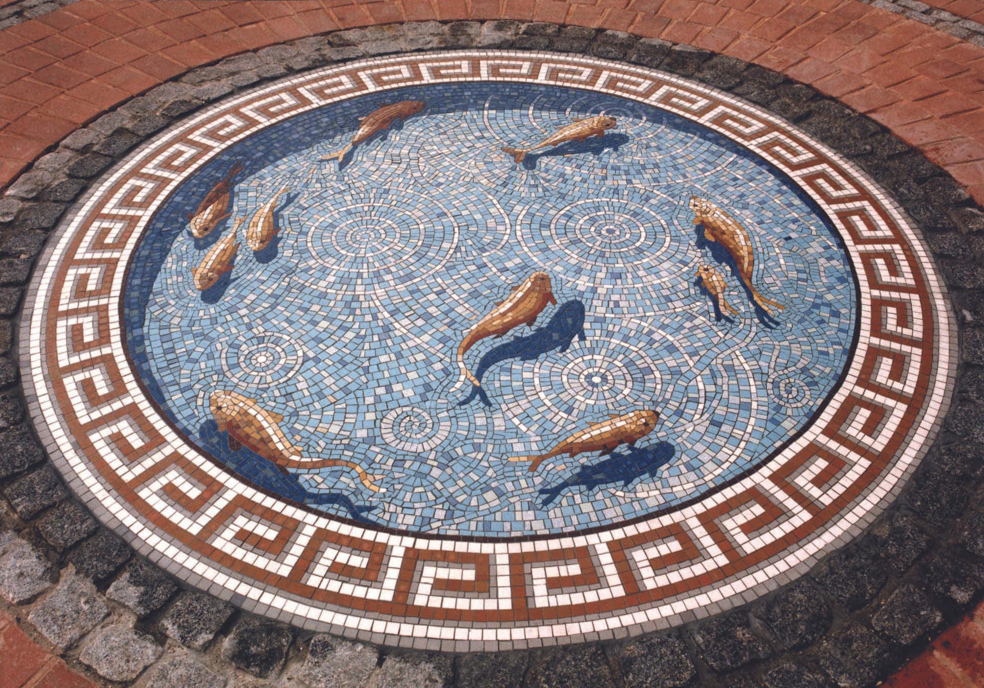 Einkreisförmiges Mosaik Mit Fischen Darin.
