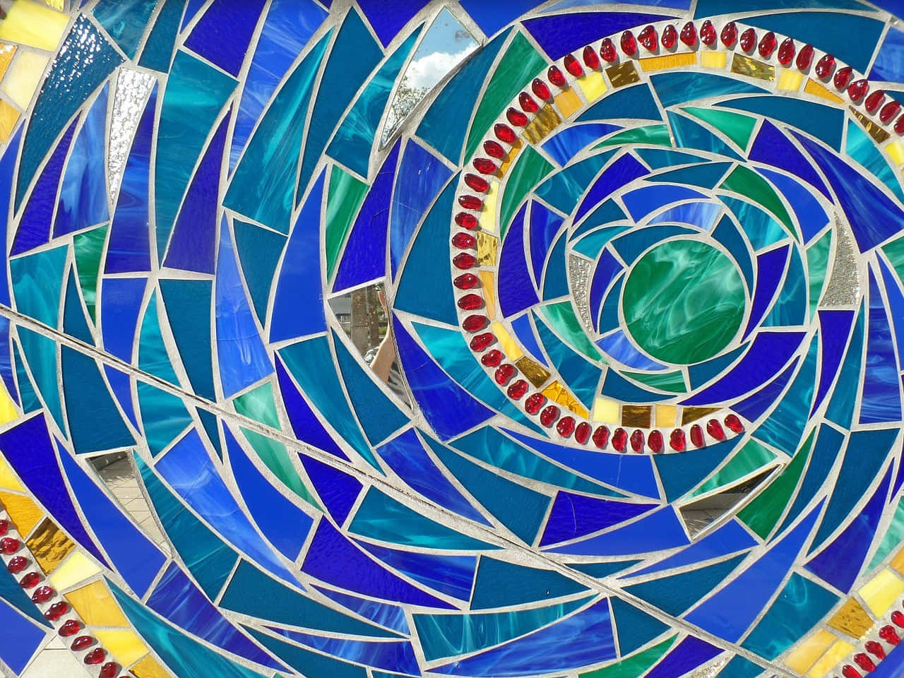 Detaljav En Spektakulär Mosaik Med Solrosor Mot En Djup Svart Bakgrund.