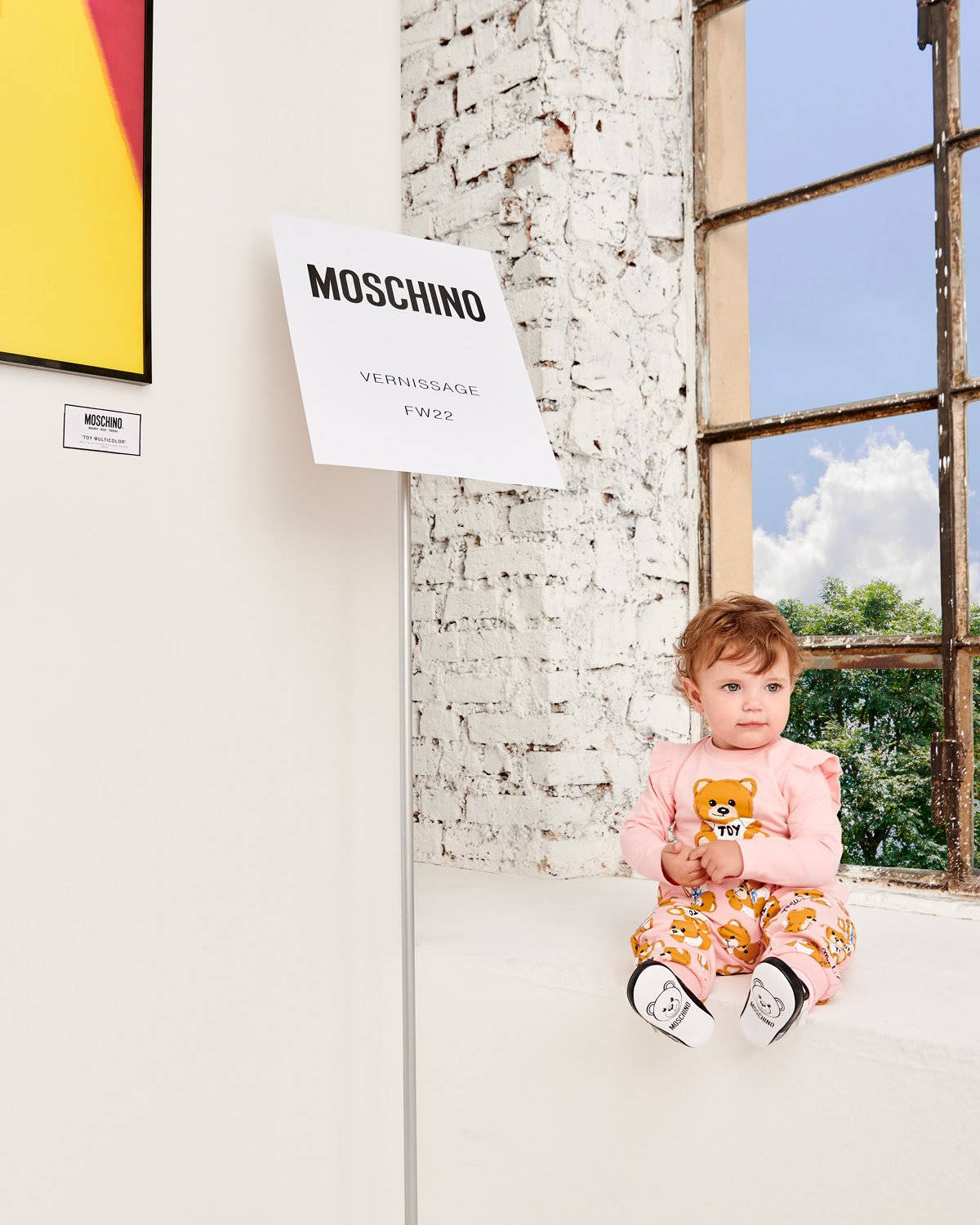 Moschino Baby ved Vindueskarmen: Ændr dit skrivebord og øjeblikket med dette friske, tropiske maleri. Wallpaper